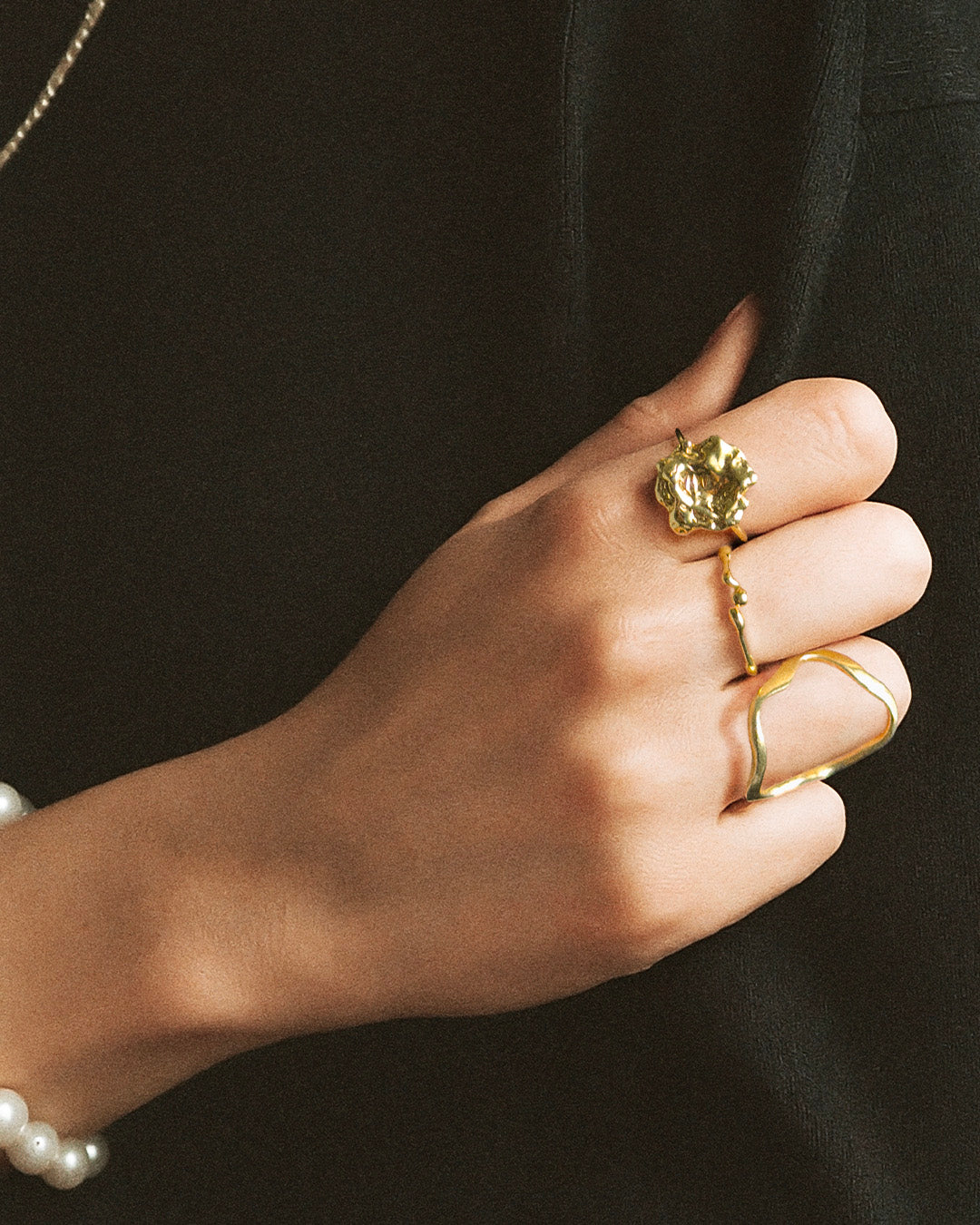 Liz-Crow-London-Presence-The-Deep-Stillness-18ct-Gold-Vermeil-Sculptural-Ring-Molten-Texture-Solitaire-Stacking3