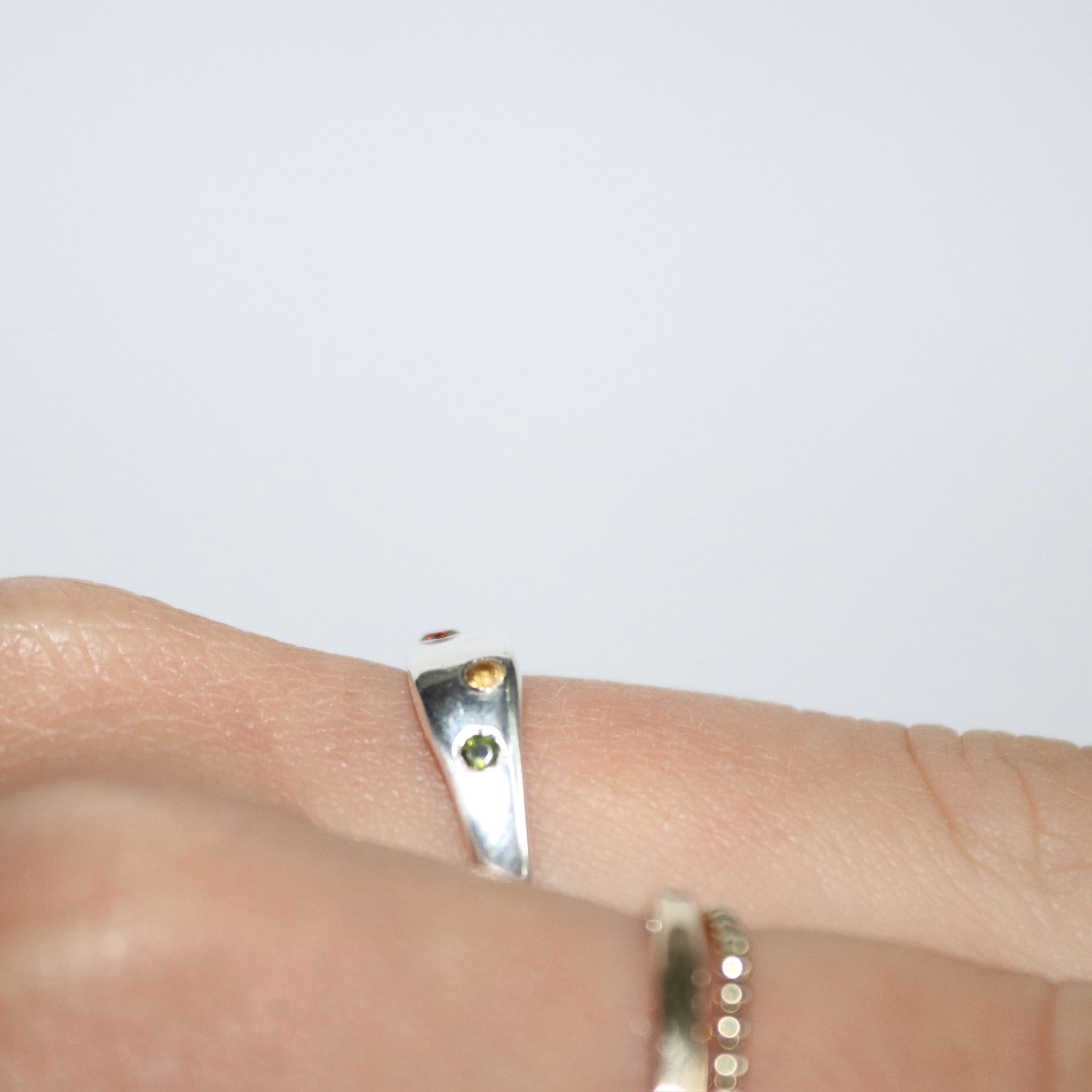 Blume-Jewellery-Autumn-Scattered-Signet-Ring-Sterl;ing Silver-Garnet-Citrine-Green-Tourmaline-gemstone-pinky-cool-handmade-uk-jewellery-colourful