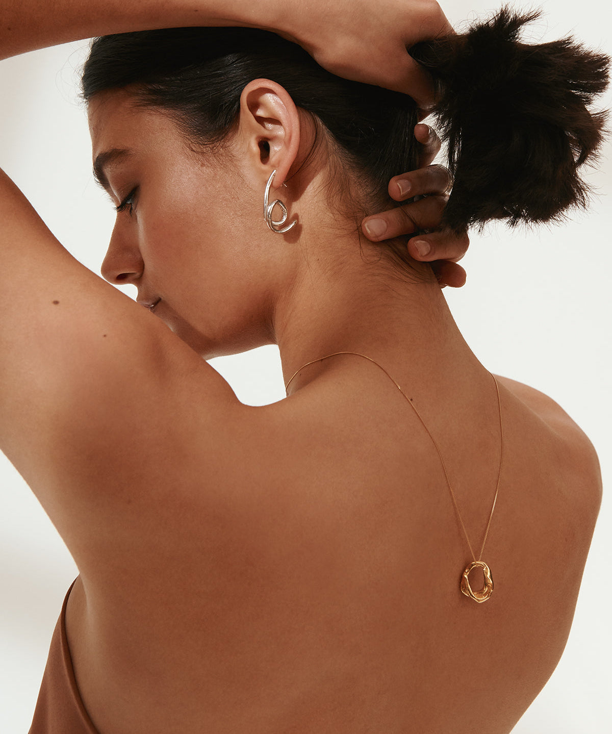 Carolina-De-Barros-Circle-Hoop-Pendant-Necklace-Gold-Plated-Sterling-Silver-18ct