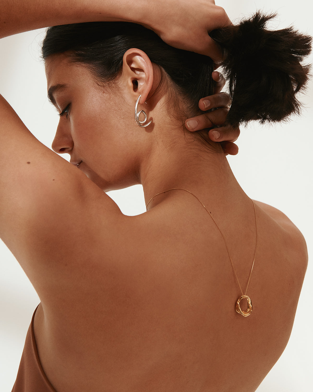 Carolina-De-Barros-Circle-Hoop-Pendant-Necklace-Gold-Plated-Sterling-Silver-18ct