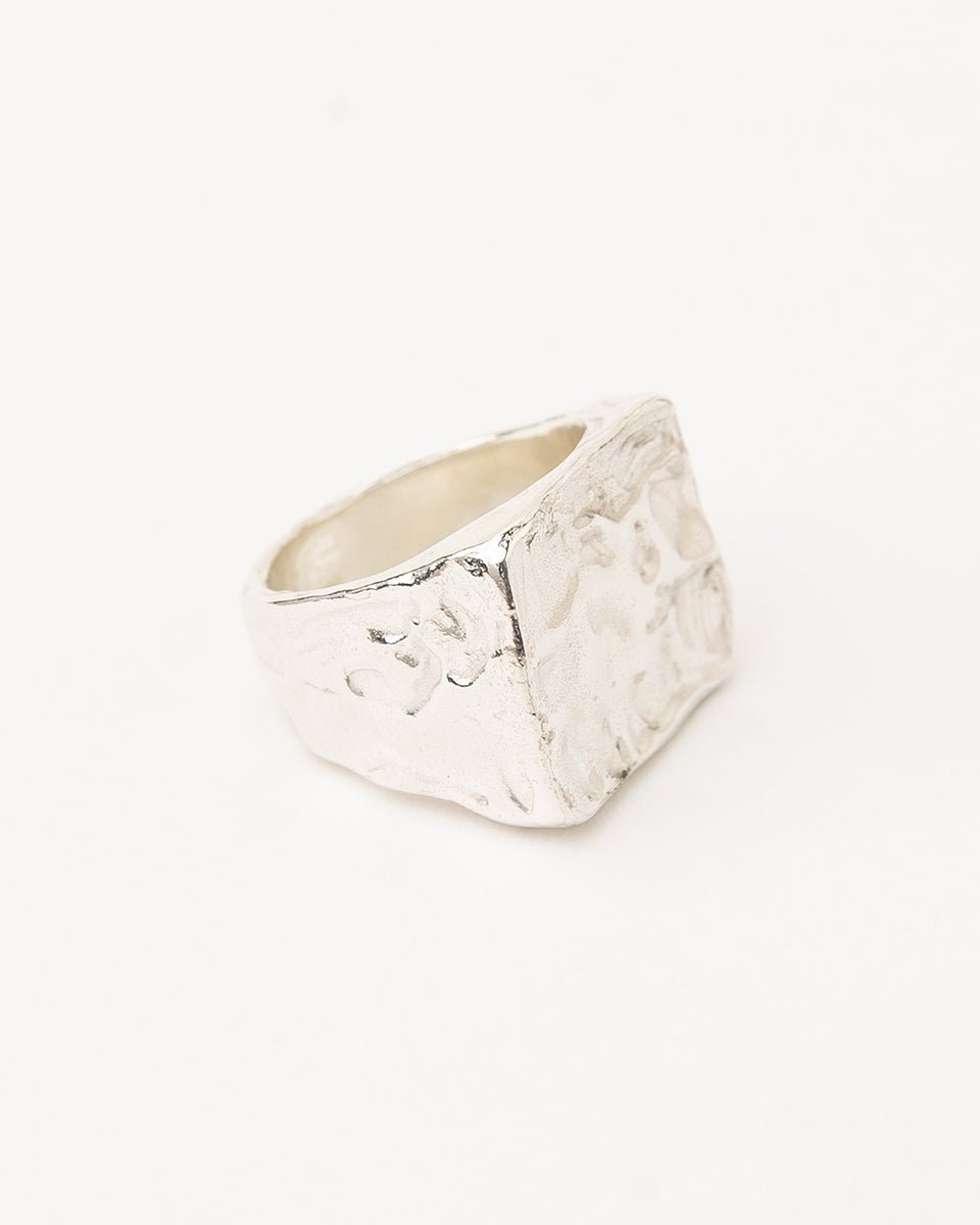 Carolina-De-Barros-Gold-Plated-Sterling-Silver-AREIA-RECTANGULAR-SIGNET-RING4