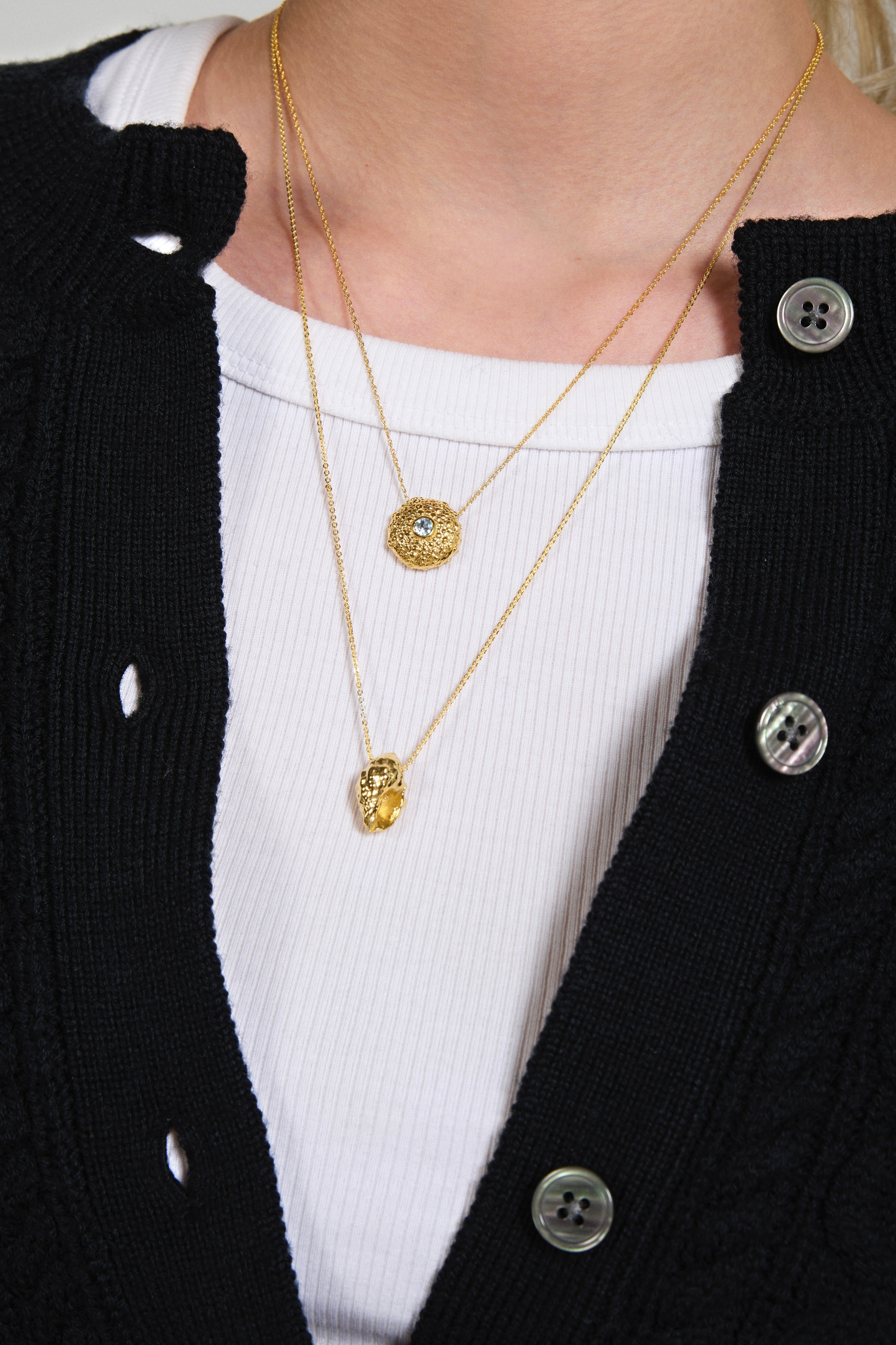 Feggeri-Ahinos-Topaz-Blue-Gemstone-Circle-Chunky-Pendant-Textured-Chain-Necklace-Gold-Vermeil