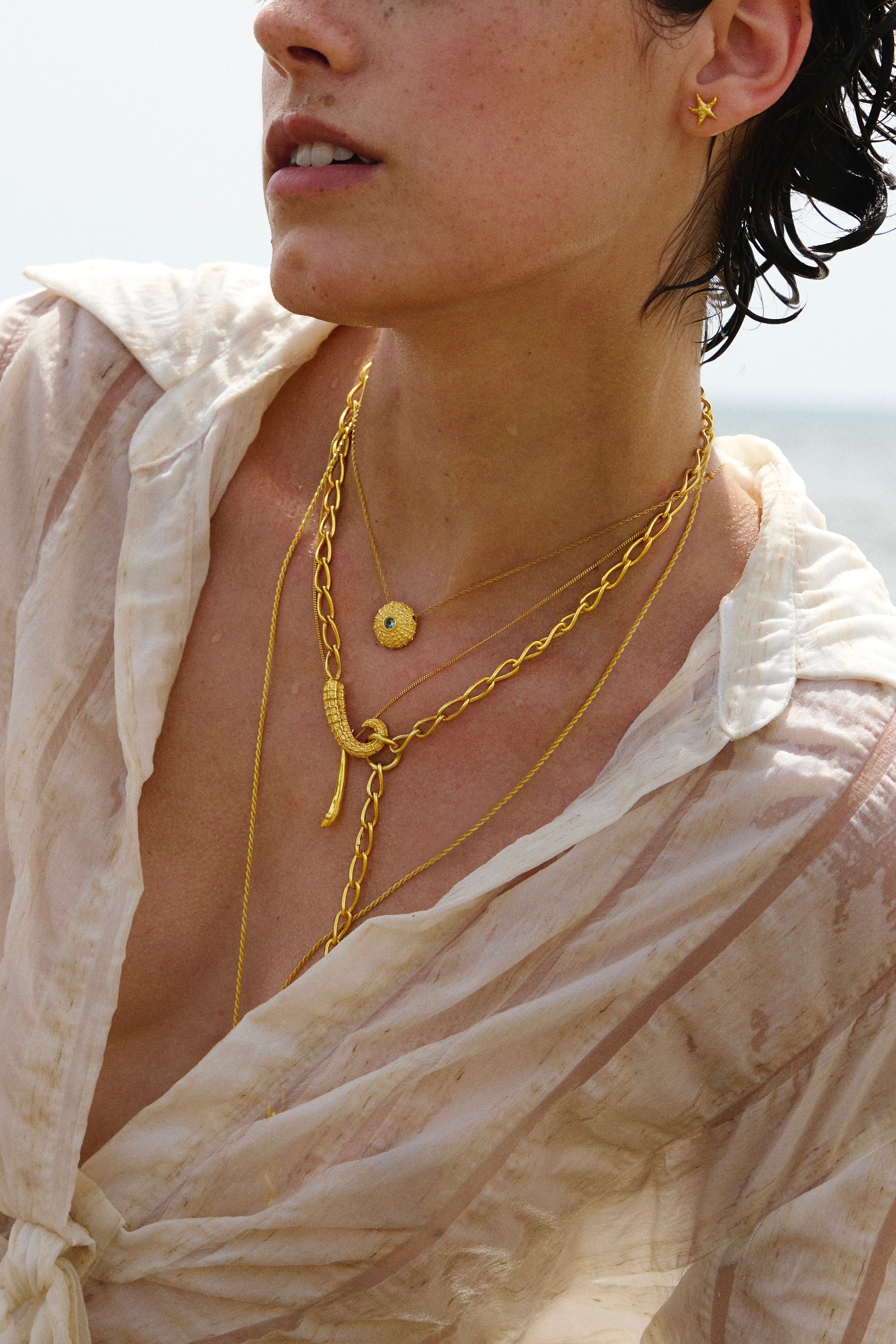 Feggeri-Ahinos-Topaz-Blue-Gemstone-Circle-Chunky-Pendant-Textured-Chain-Necklace-Gold-Vermeil