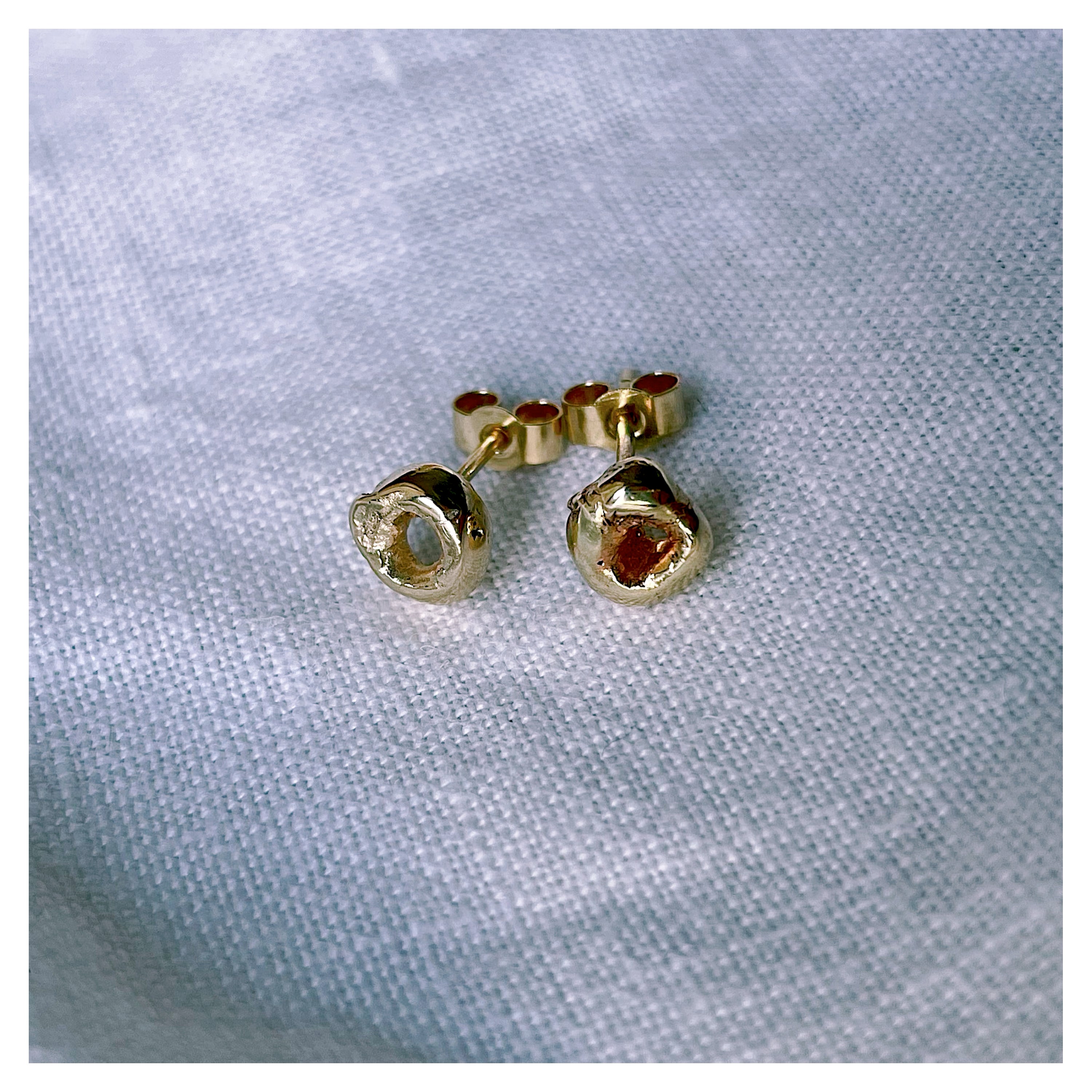 Frances-Kirk-Mini-Molten-Donut-Round-Curcle-Hoop-Studs-Earrings-Stud-Solid-Gold