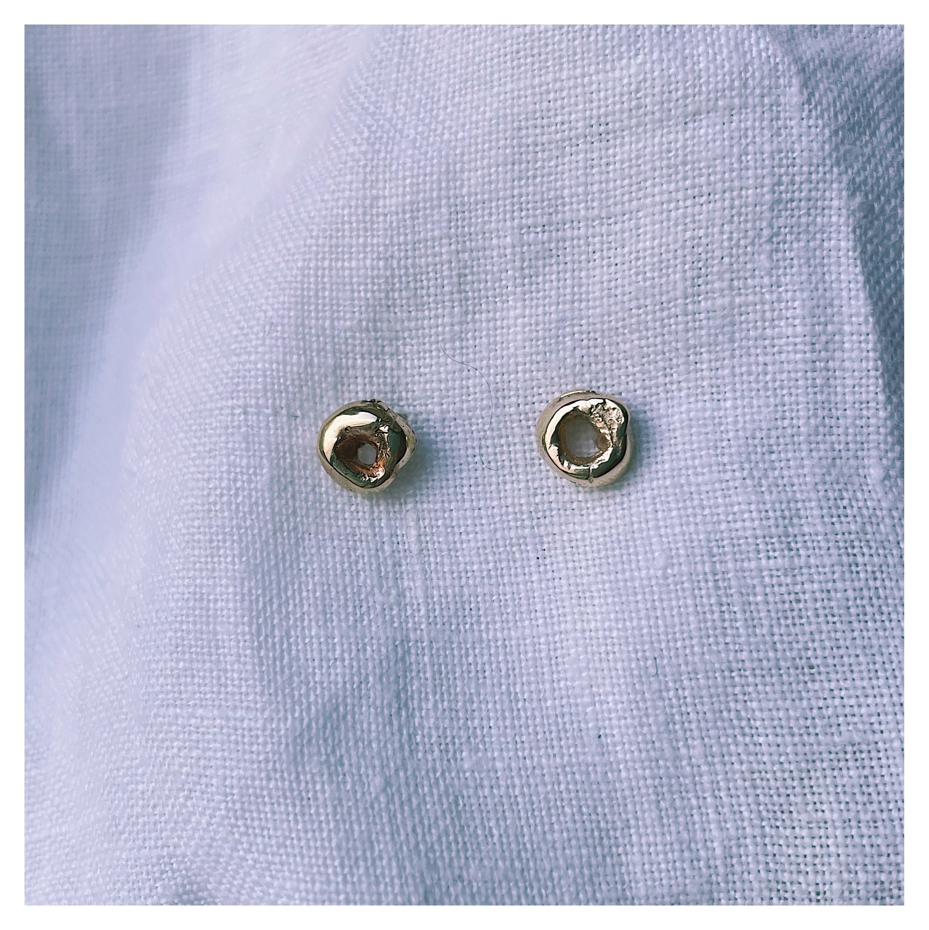 Frances-Kirk-Mini-Molten-Donut-Round-Curcle-Hoop-Studs-Earrings-Stud-Solid-Gold