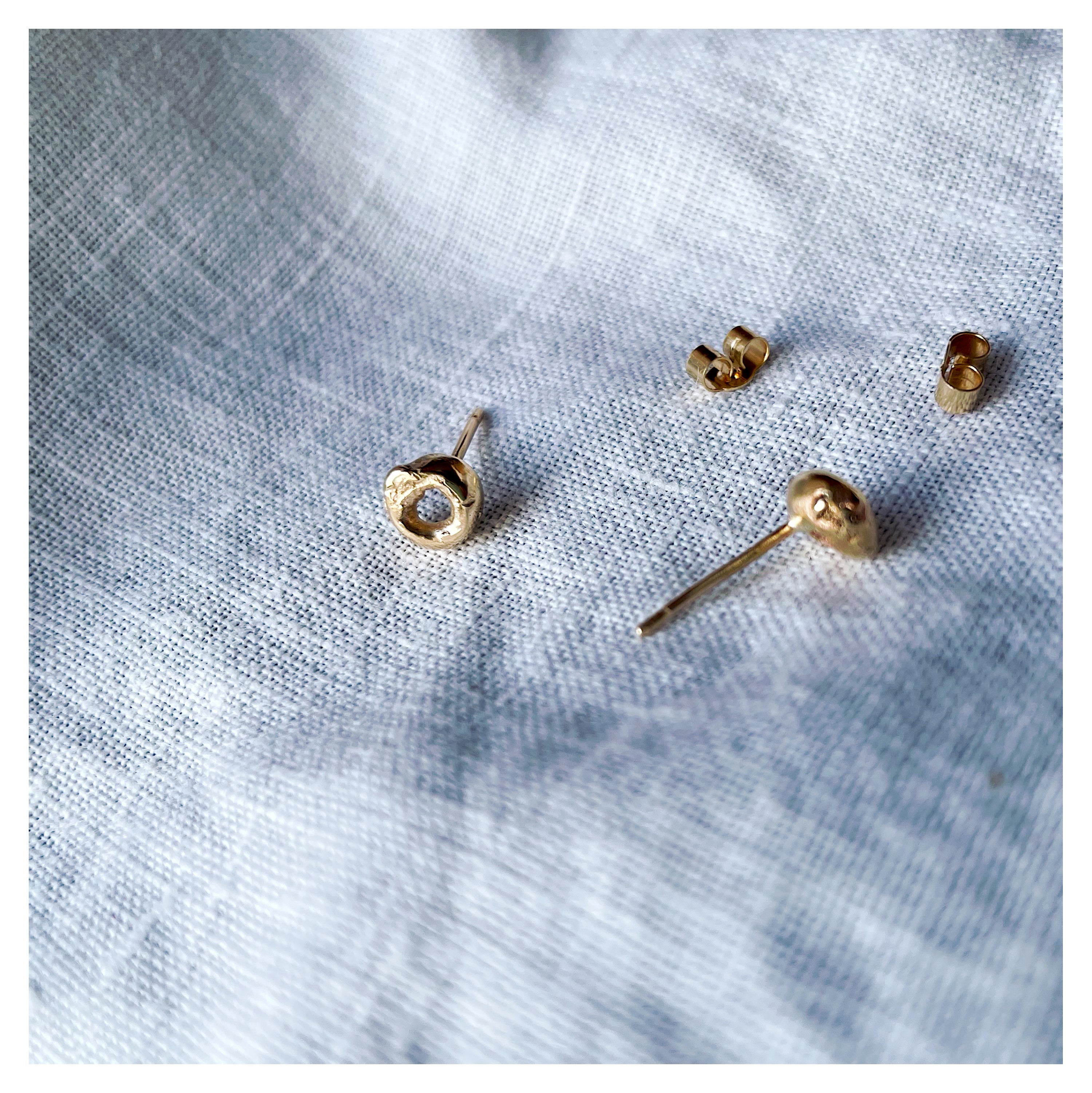 Frances-Kirk-Mini-Molten-Donut-Round-Curcle-Hoop-Studs-Earrings-Stud-Solid-Gold