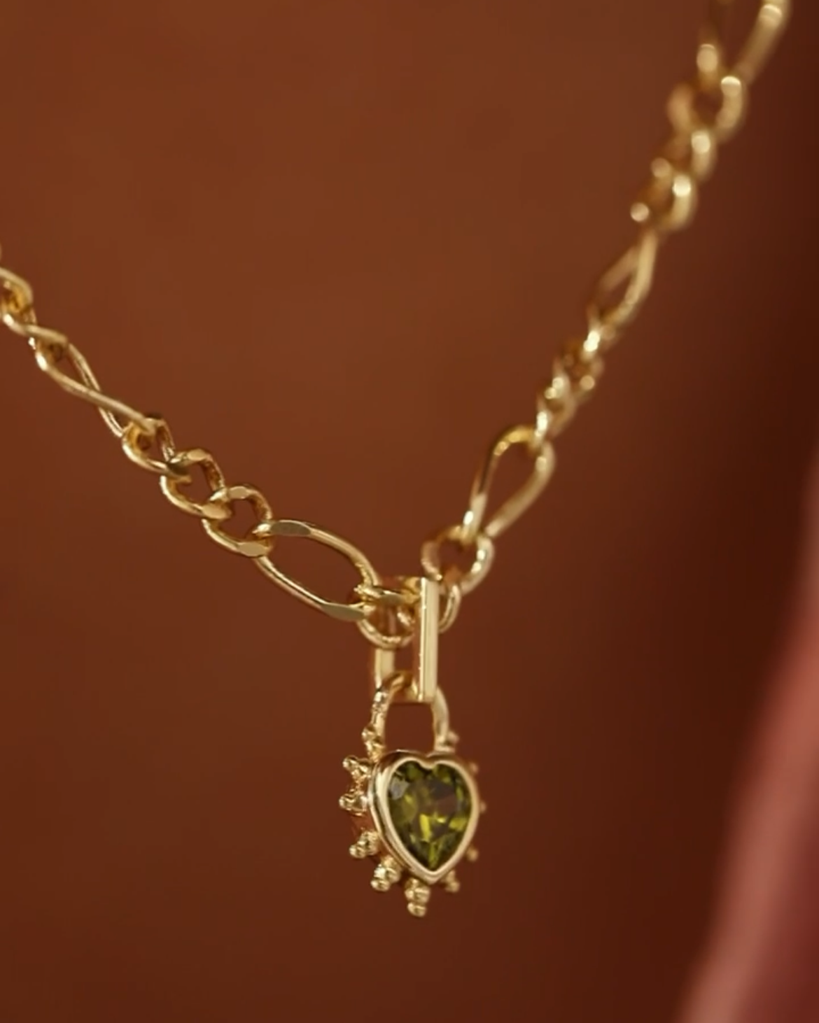 Junk-Jewels-Peridot-Green-Stone-Gemstone-Heart-Pendant-Chunky-Figaro-Chain-Necklace-Gold-Plated-Stone