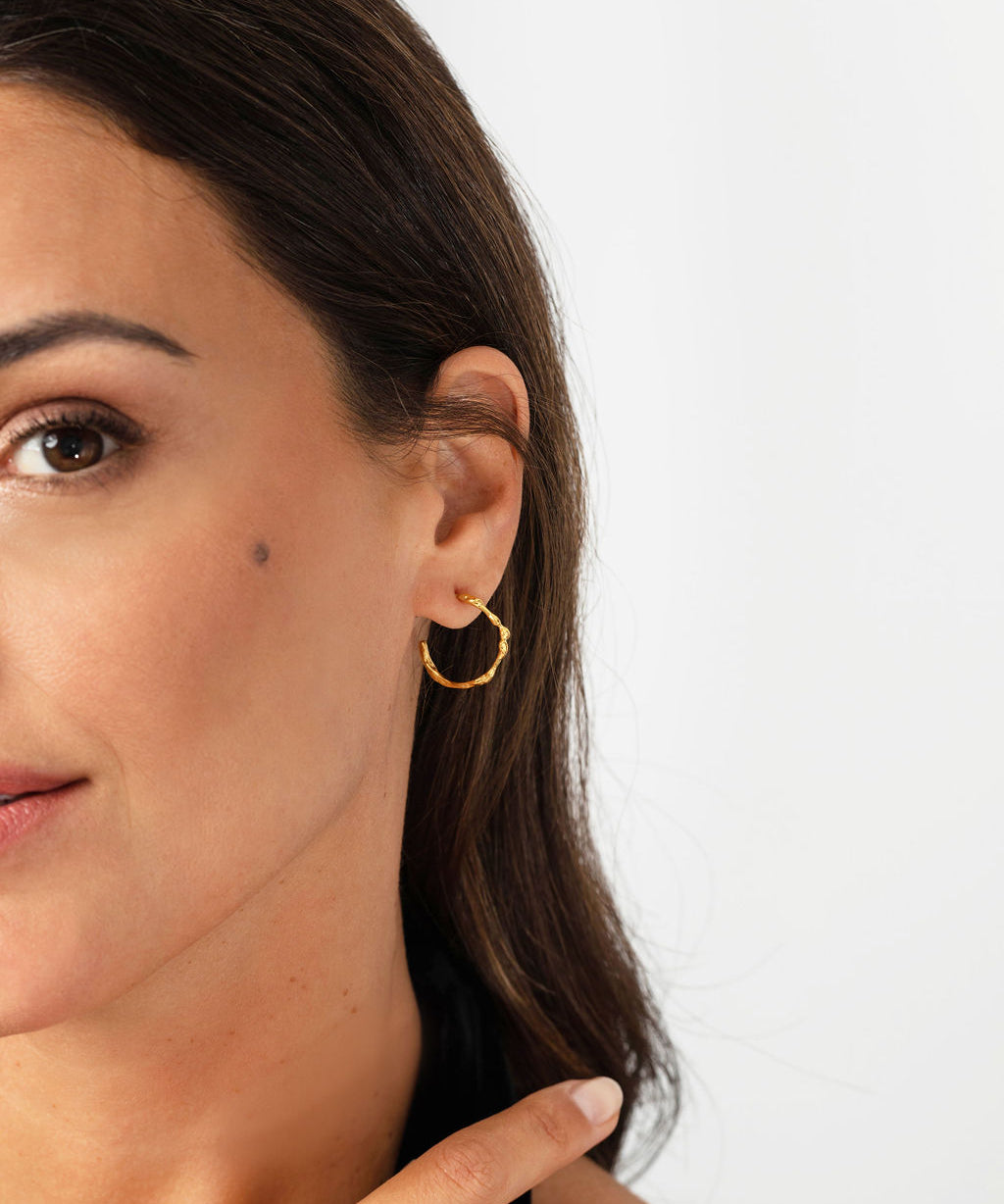 Liz-Crow-London-Gratitude-Hoops-18CT-GOLD-Vermeil-The-Knowing-Hoop-Molten-Texture-Medium-Hoop-earring