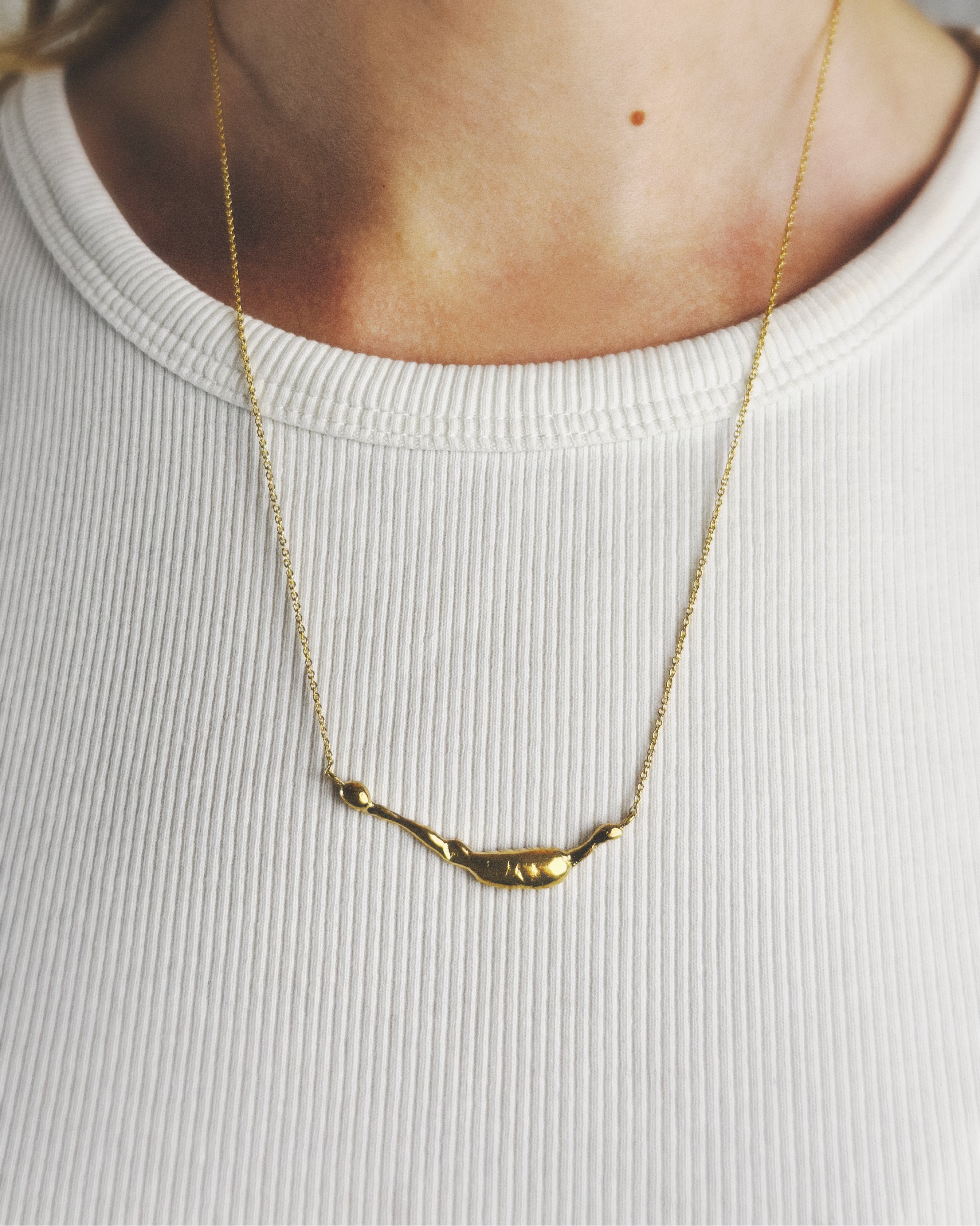 Liz-Crow-London-Return-18ct-Gold-Vermeil-Molten-Textured-Horizontal-Bar-Necklace-Ocean-Droplet-Molten