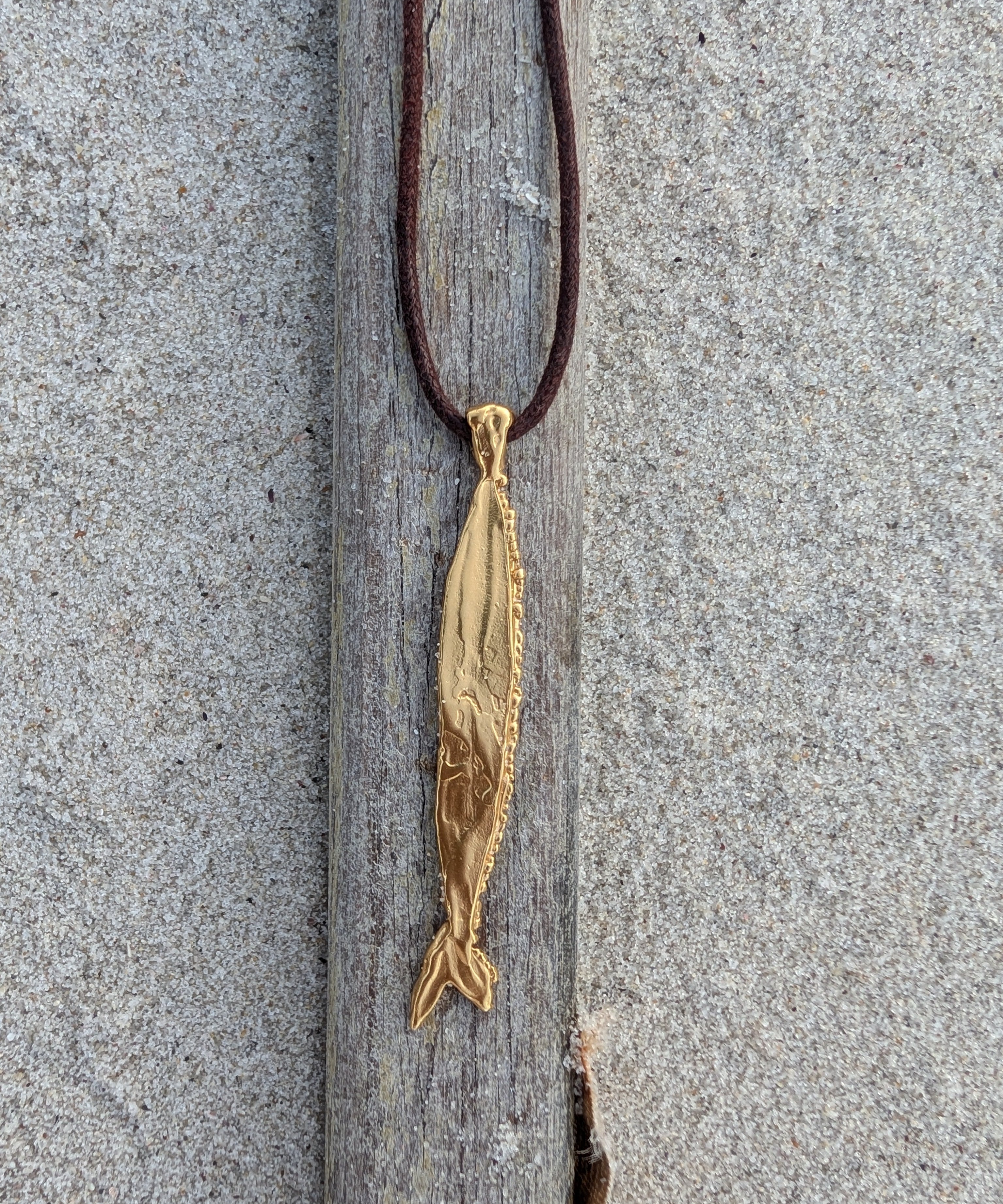 Milly-Maunder-Chunky-Fish-Pendant-Long-Necklace-Coastal-Marine-Motifs-Jewellery-Beach-Summer-Pendant-Sealife-Ocean-Textured-Cool-Pisces-Gold-Plated-Rope-Cord-Brown-Layering-Necklace-Summer-2026-Jewellery-Trends