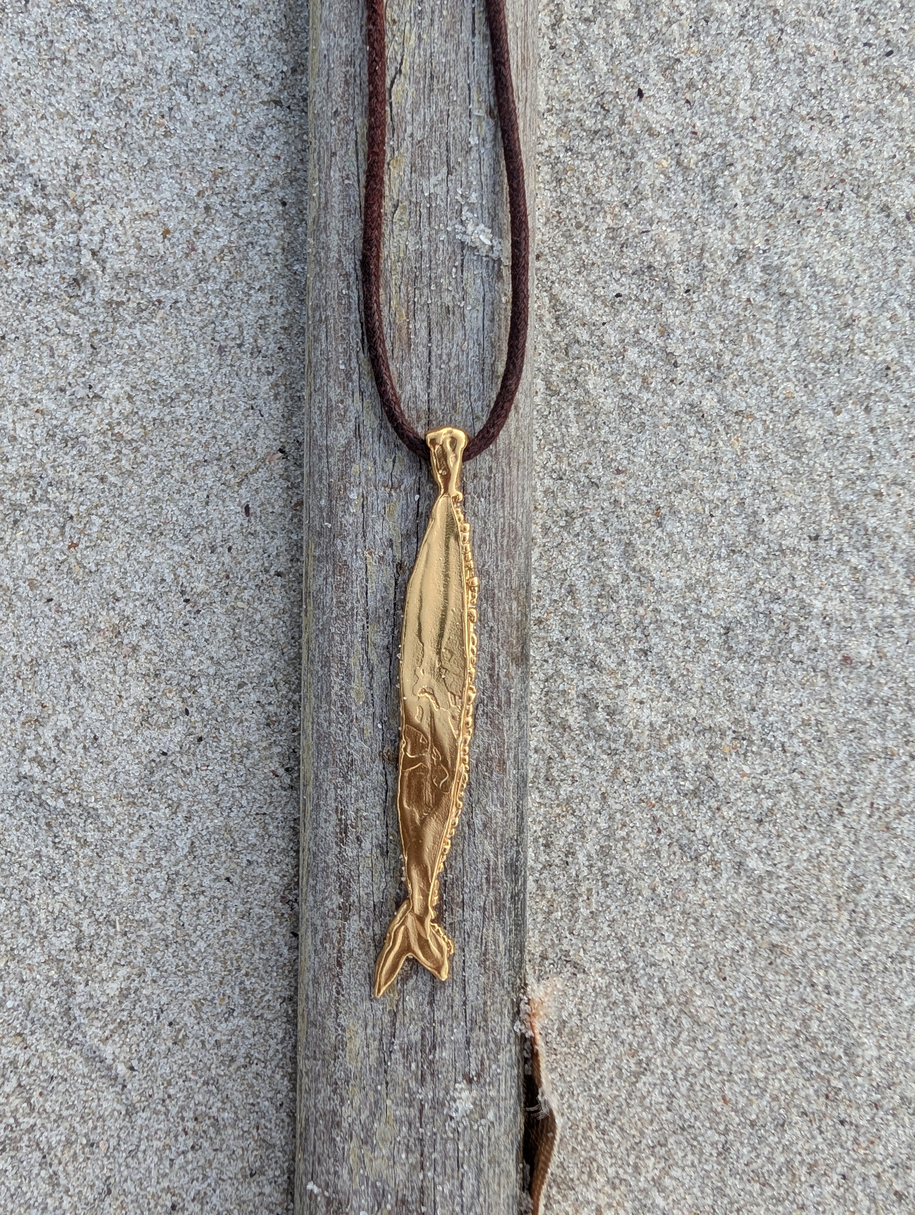 Milly-Maunder-Chunky-Fish-Pendant-Long-Necklace-Coastal-Marine-Motifs-Jewellery-Beach-Summer-Pendant-Sealife-Ocean-Textured-Cool-Pisces-Gold-Plated-Rope-Cord-Brown-Layering-Necklace-Summer-2026-Jewellery-Trends