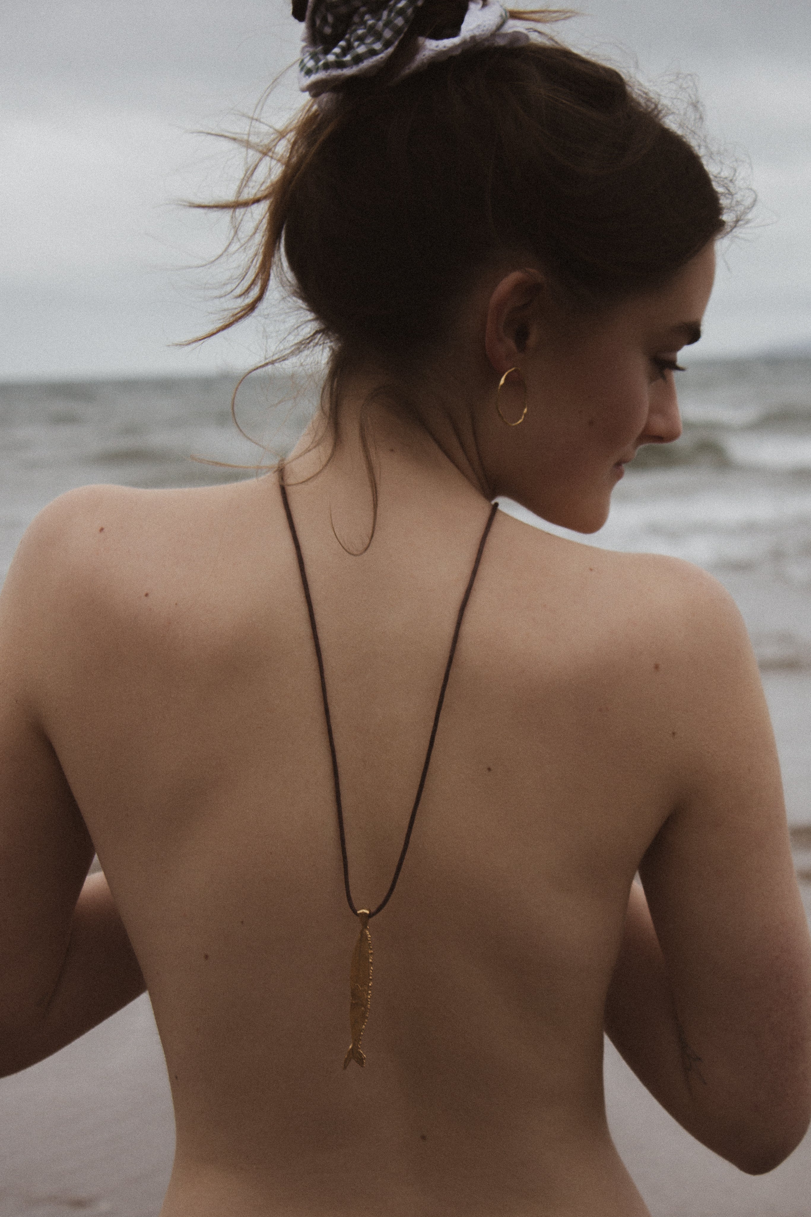 Milly-Maunder-Chunky-Fish-Pendant-Long-Necklace-Coastal-Marine-Motifs-Jewellery-Beach-Summer-Pendant-Sealife-Ocean-Textured-Cool-Pisces-Gold-Plated-Rope-Cord-Brown-Layering-Necklace-Summer-2026-Jewellery-Trends