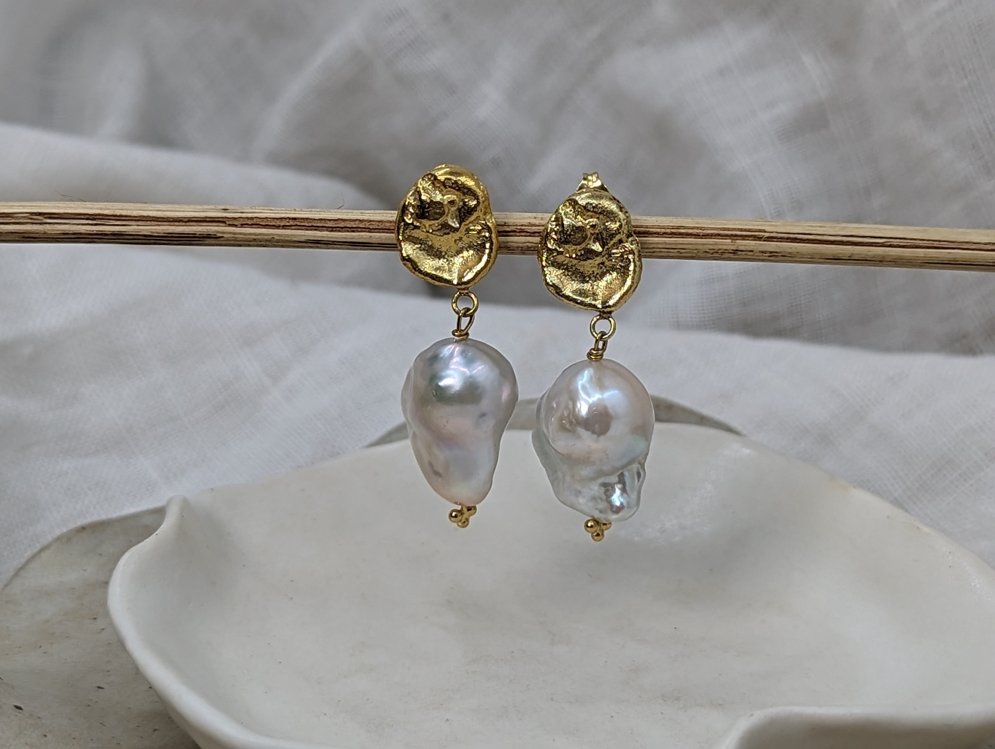 Milly-Maunder-Dara-and-Pearl-Studs-Textured-Gold-Plated-18ct-Disc-Circle-Freshwater-Baroque-Bead-Drop-Dangle-Statement-Earring-Earrings