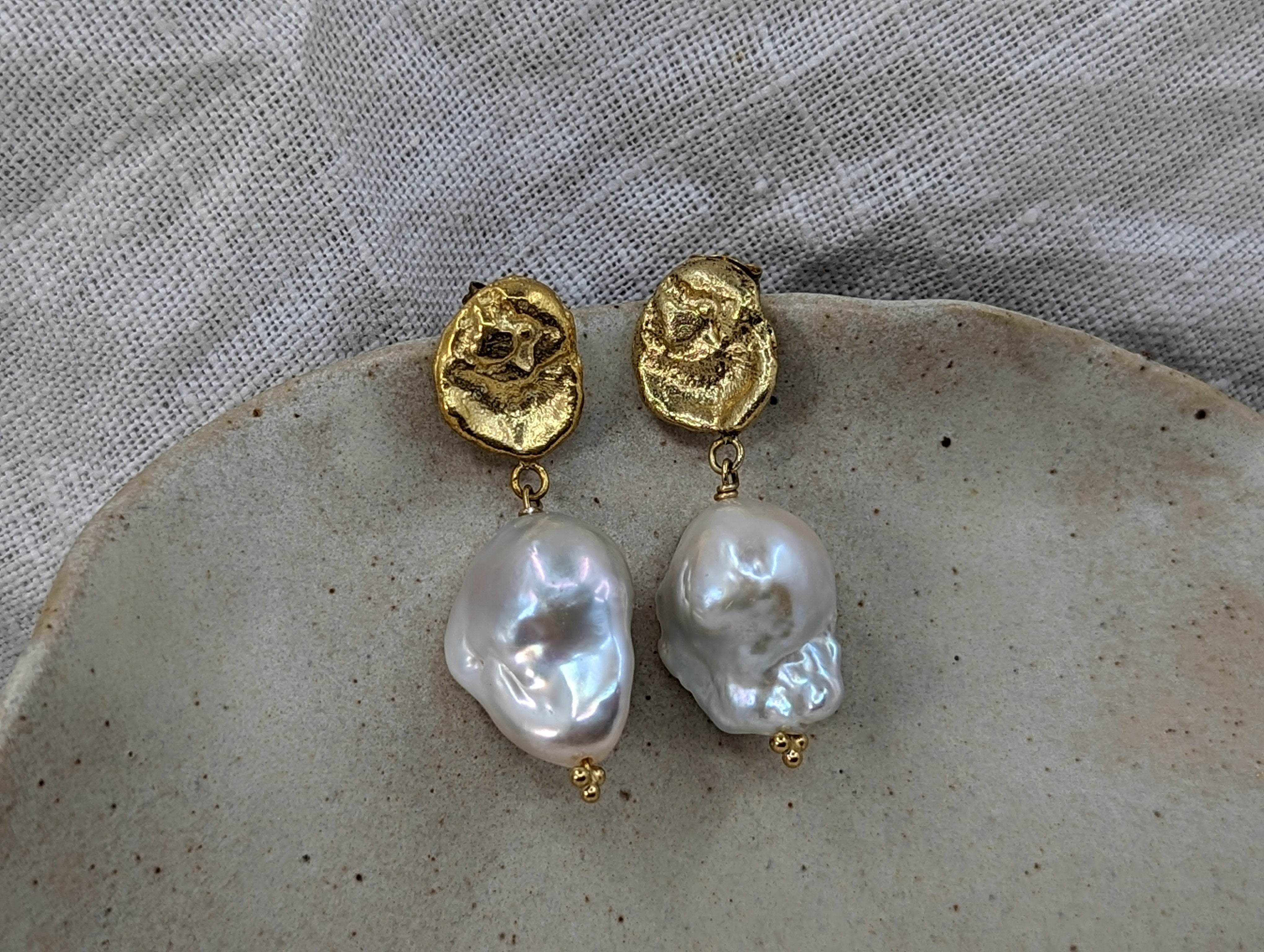 Milly-Maunder-Dara-and-Pearl-Studs-Textured-Gold-Plated-18ct-Disc-Circle-Freshwater-Baroque-Bead-Drop-Dangle-Statement-Earring-Earrings