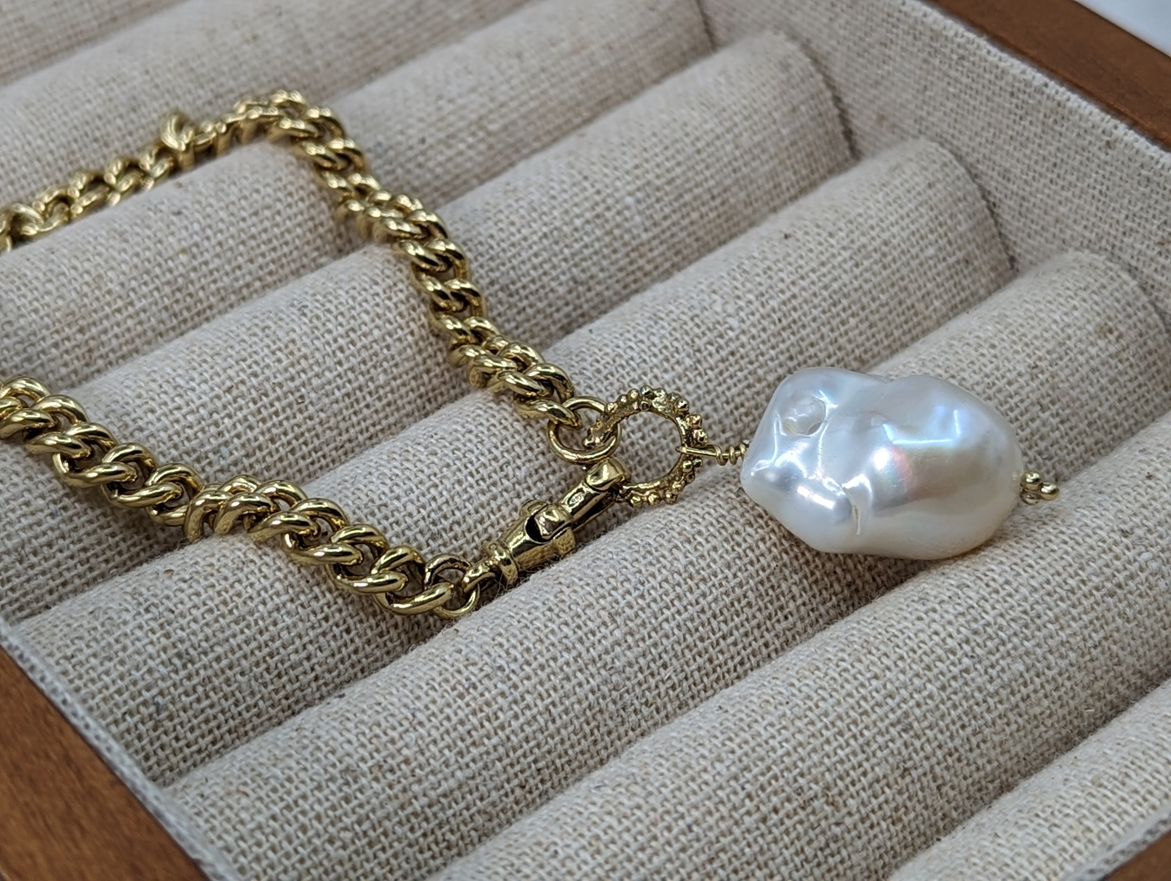 Milly-Maunder-Fireball-Baroque-freshwater-Pearl-Pendant-Bead-Chunky-Rustic-Curb-Chain-Bracelet-18ct-Gold-Plated