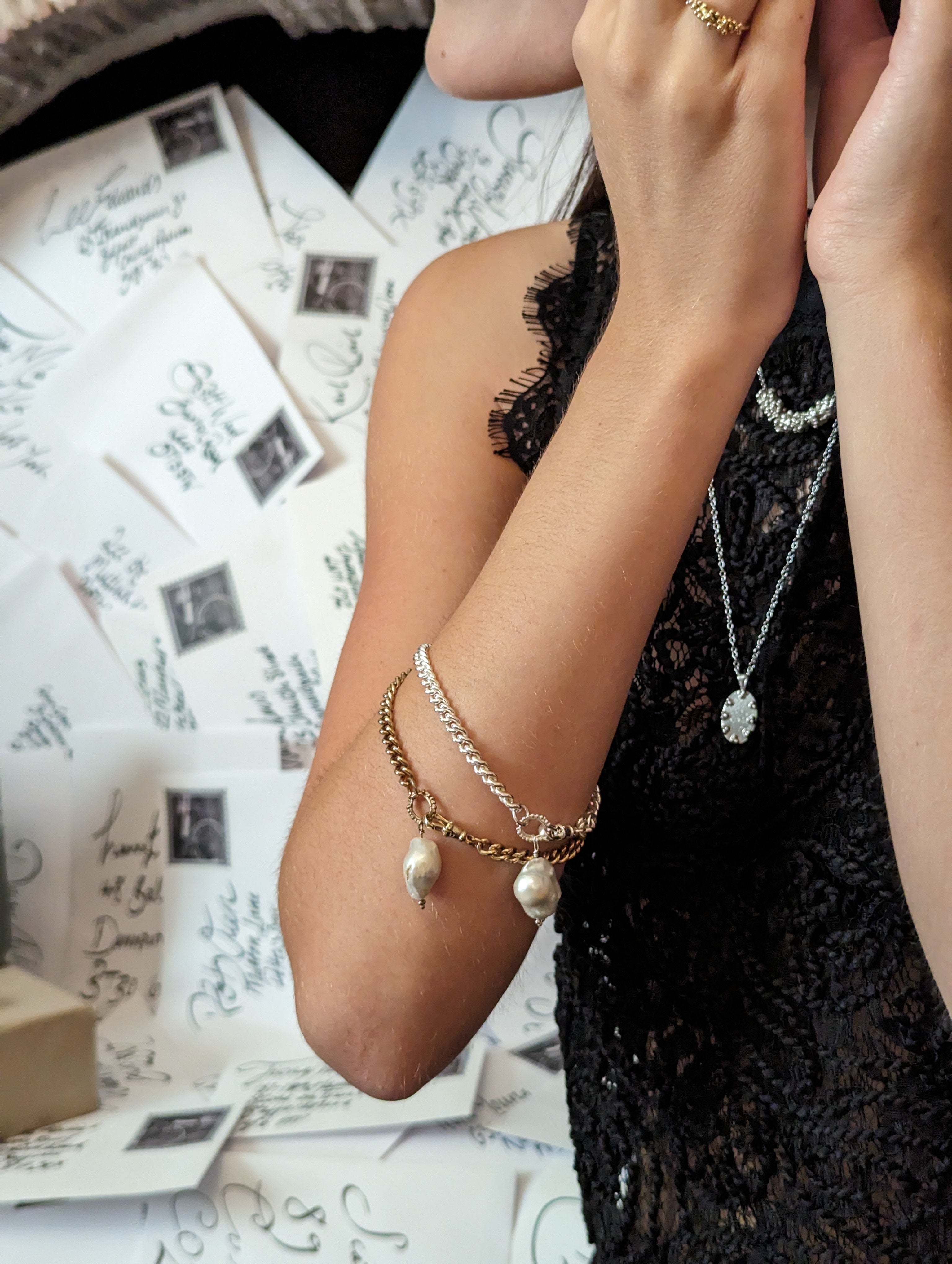 Milly-Maunder-Fireball-Baroque-freshwater-Pearl-Pendant-Bead-Chunky-Rustic-Curb-Chain-Bracelet-18ct-Gold-Plated