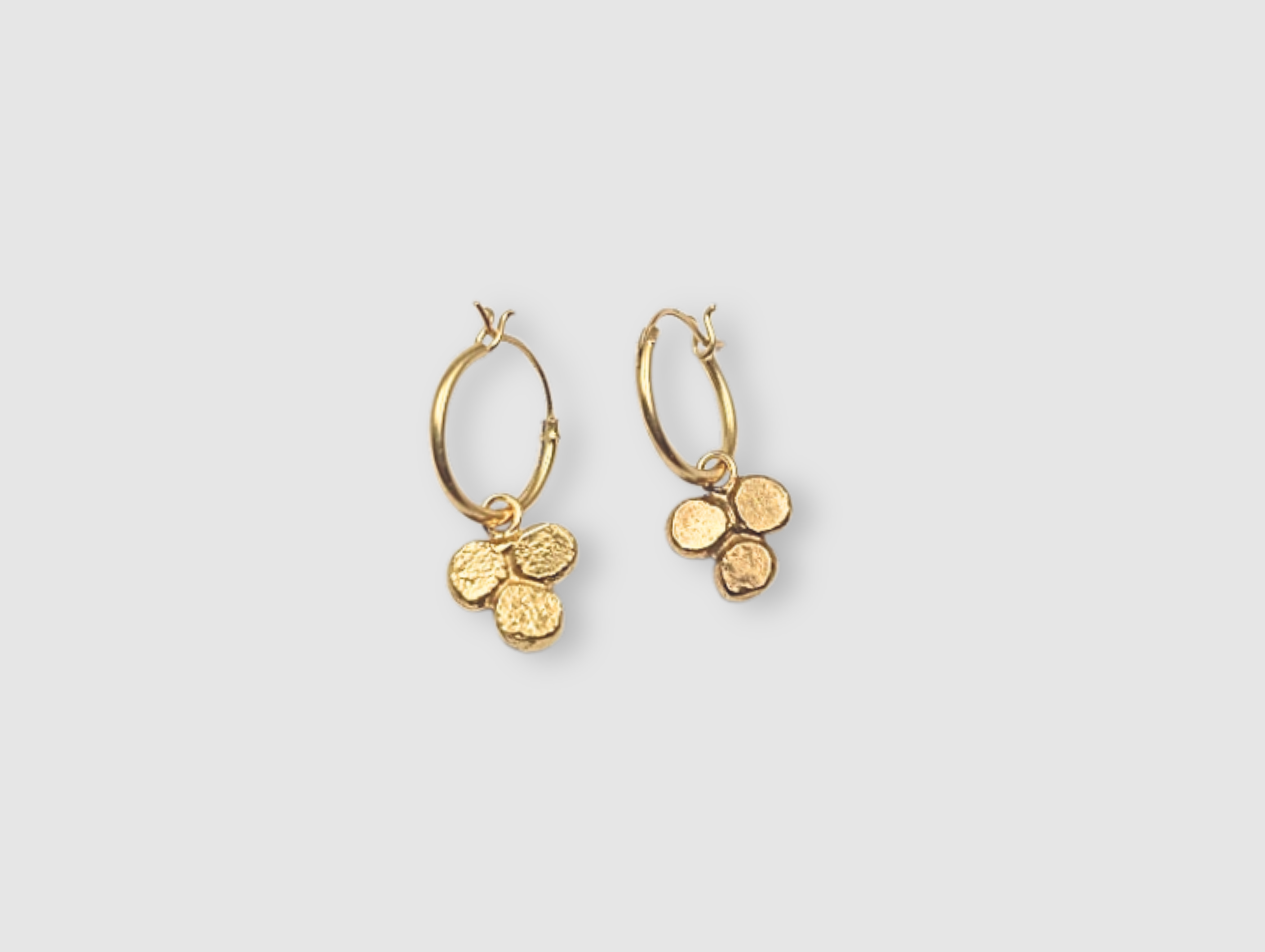 Milly-Maunder-Hinged-Huggies-Hoop-Earrings-Hoops-with-Trio-Bubble-Pebbles-Clover-Pendant-18ct-Gold-Plated-Stacking-Earring