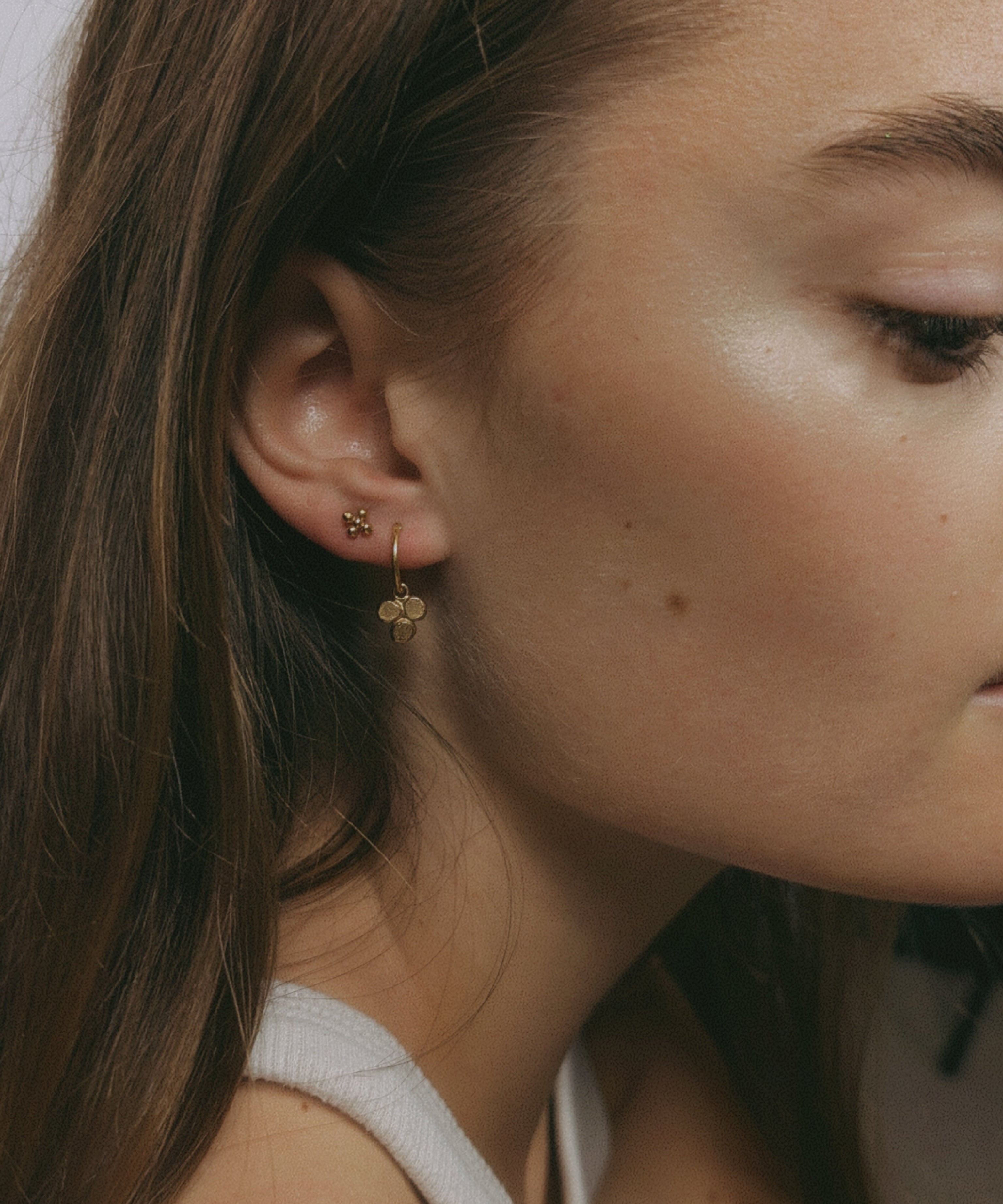 Milly-Maunder-Hinged-Huggies-Hoop-Earrings-Hoops-with-Trio-Bubble-Pebbles-Clover-Pendant-18ct-Gold-Plated-Stacking-Earring