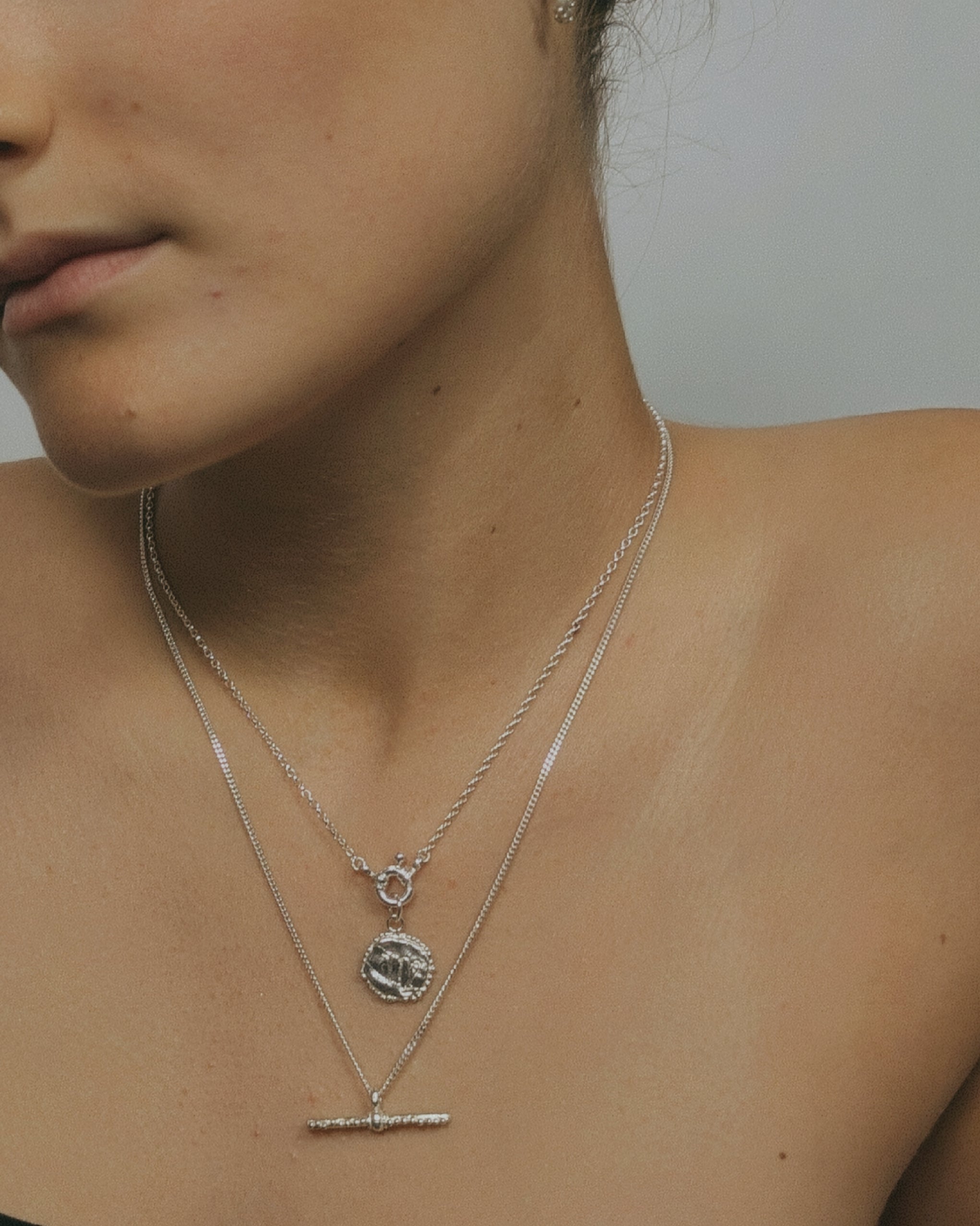 Milly-Maunder-Rustic-Textured-T-bar-Pendant-Necklace-18ct-Gold-Plated-Diamond-Cut-Curb-Chain-Minimal