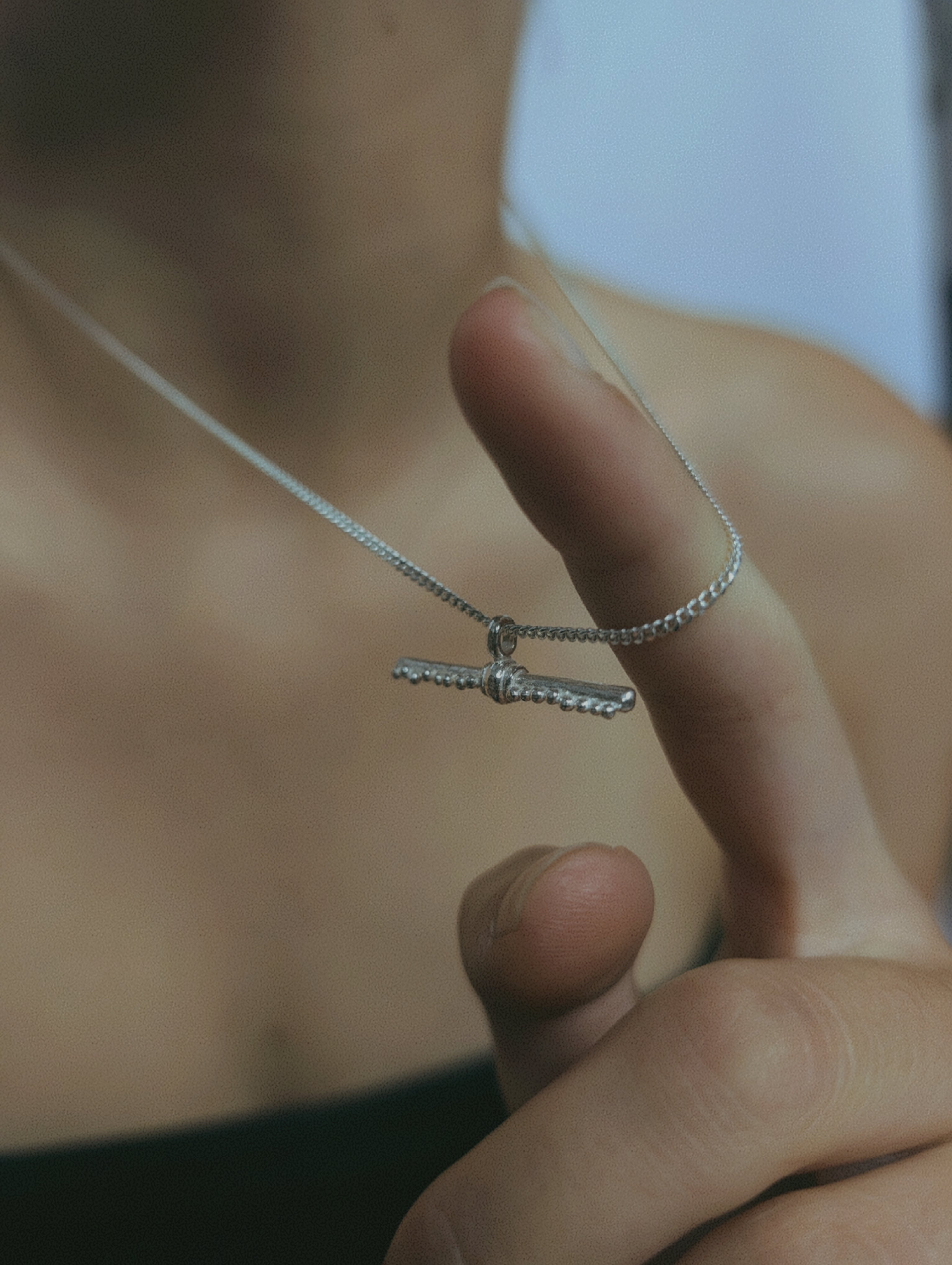 Milly-Maunder-Rustic-Textured-T-bar-Pendant-Necklace-18ct-Gold-Plated-Diamond-Cut-Curb-Chain-Minimal