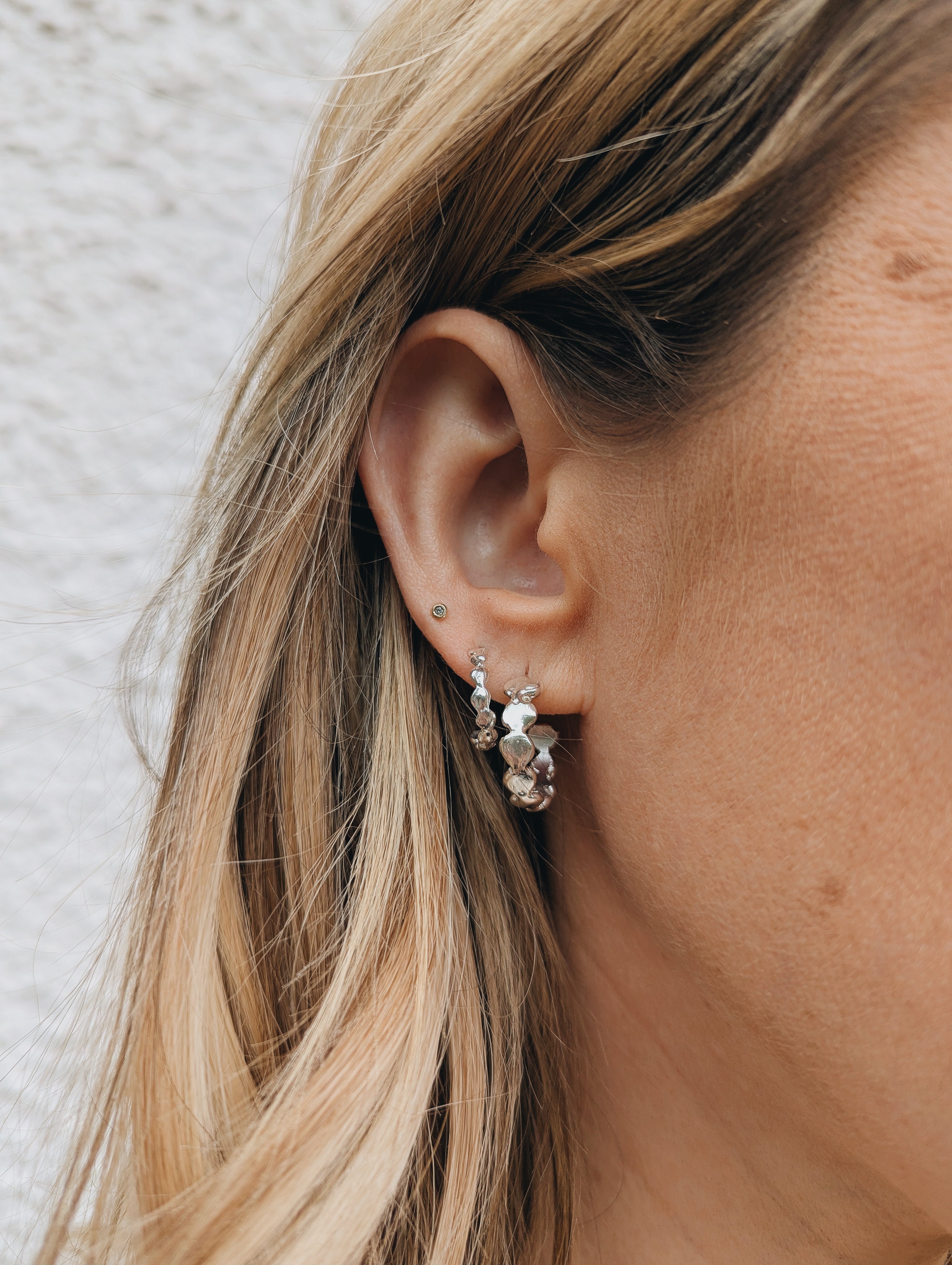 Milly-Maunder-Stacking-Huggie-Hoop-Mini-Cova-Beaded-Pebble-Bubble-Hoops-Hoop-Earrings-Sterling-Silver