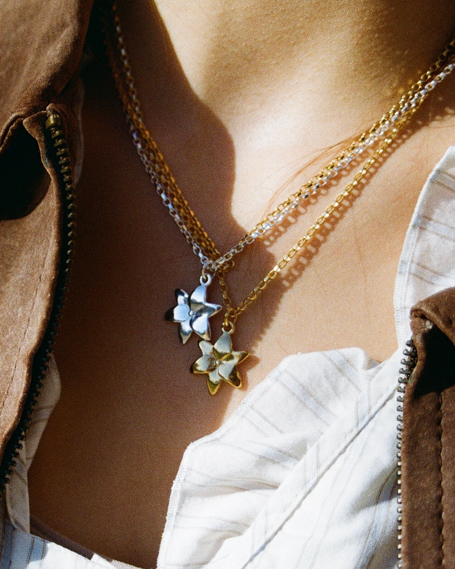 Squeeze-Jewellery-London-Tiny-Ghost-Chunky-Chain-Flower-Pendant-Lily-Necklace-GOld-Silver-Vanilla-Cream-Statement-Cool-Cute-Jewellery