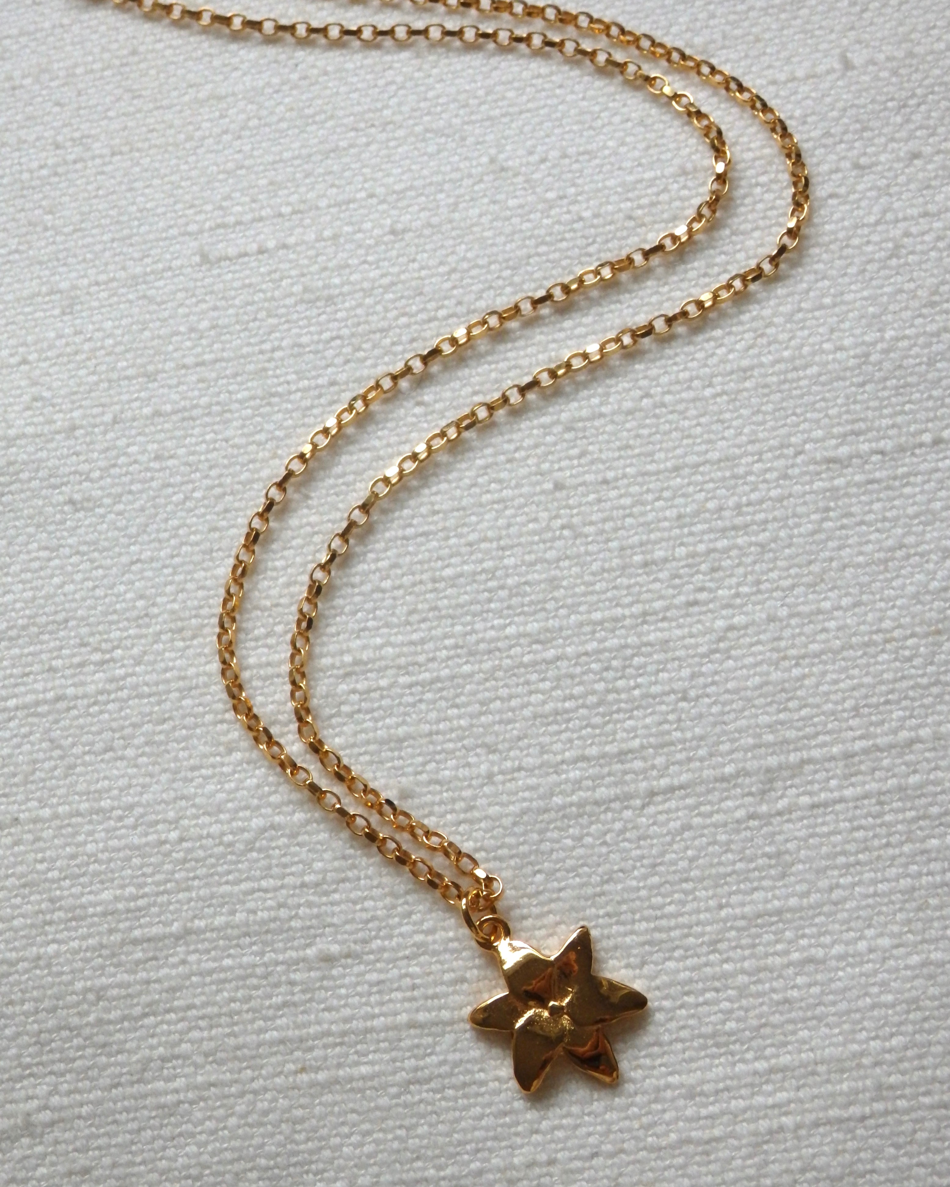 Squeeze-Jewellery-London-Tiny-Ghost-Chunky-Chain-Flower-Pendant-Lily-Necklace-GOld-Silver-Vanilla-Cream-Statement-Cool-Cute-Jewellery