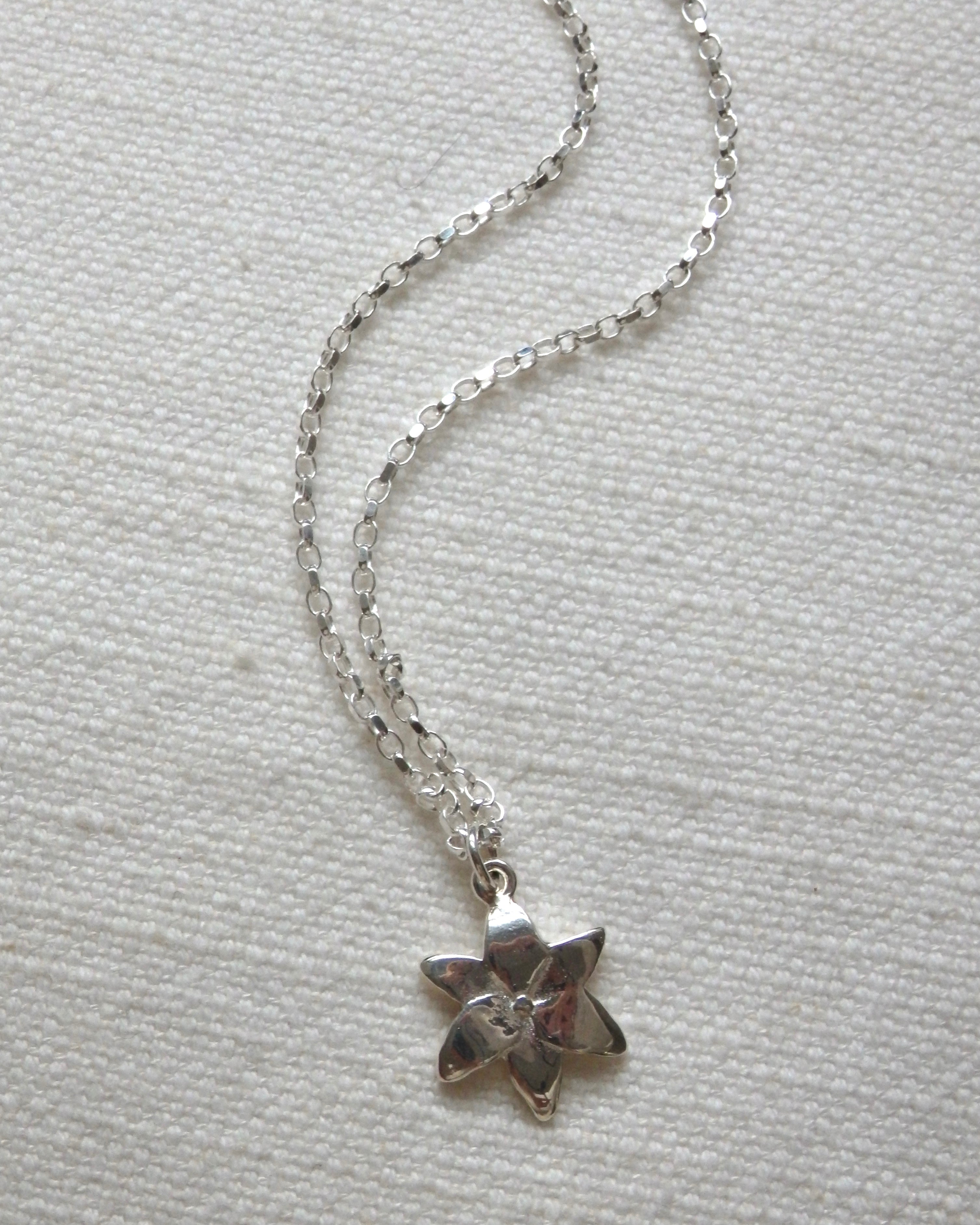 Squeeze-Jewellery-London-Tiny-Ghost-Chunky-Chain-Flower-Pendant-Lily-Necklace-GOld-Silver-Vanilla-Cream-Statement-Cool-Cute-Jewellery