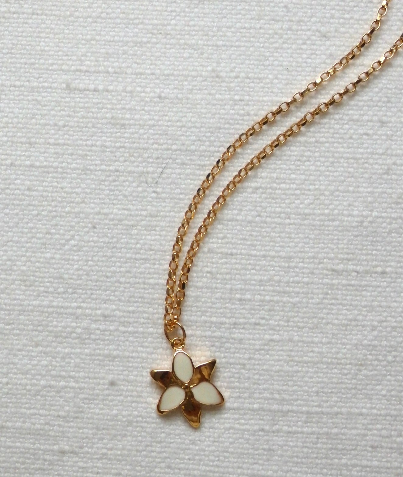 Squeeze-Jewellery-London-Tiny-Ghost-Chunky-Chain-Flower-Pendant-Lily-Necklace-GOld-Silver-Vanilla-Cream-Statement-Cool-Cute-Jewellery