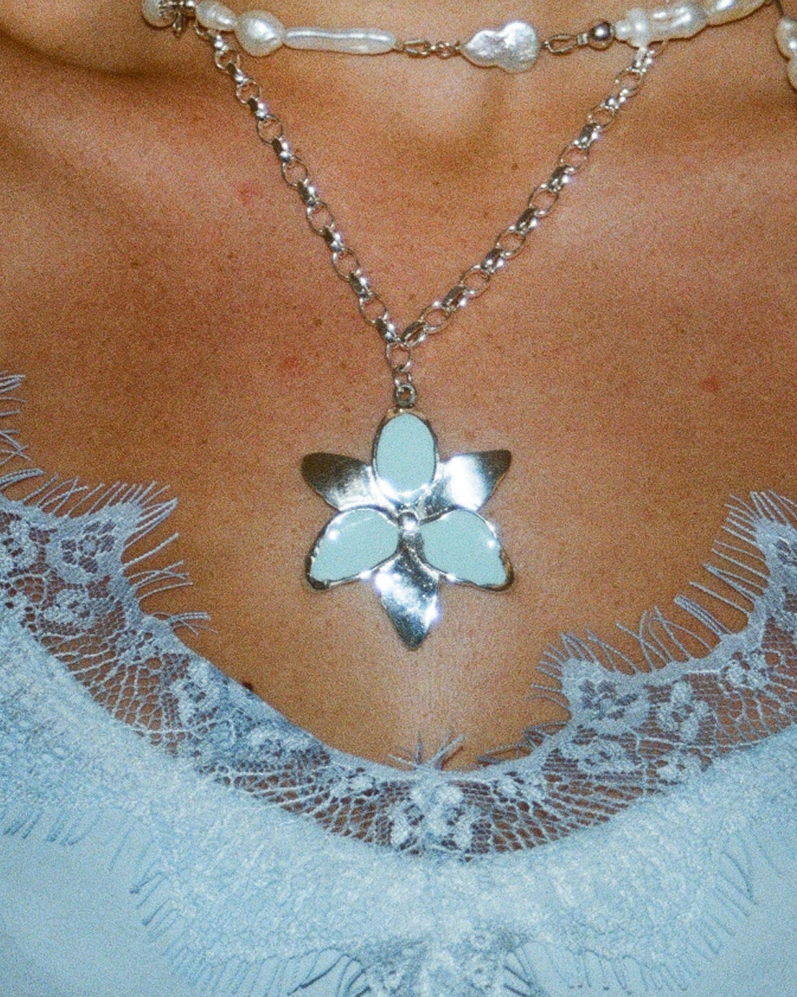 Squeeze-London-Forever-Susan-Oversized-Flower-Pendant-Necklace-Sterling-Silver-Sky-Blue-Enamel-Chunky-Chain