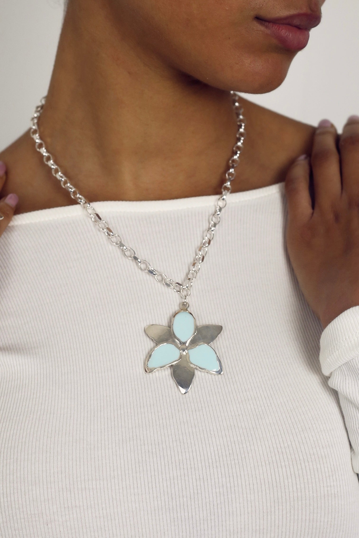 Squeeze-London-Forever-Susan-Oversized-Flower-Pendant-Necklace-Sterling-Silver-Sky-Blue-Enamel-Chunky-Chain