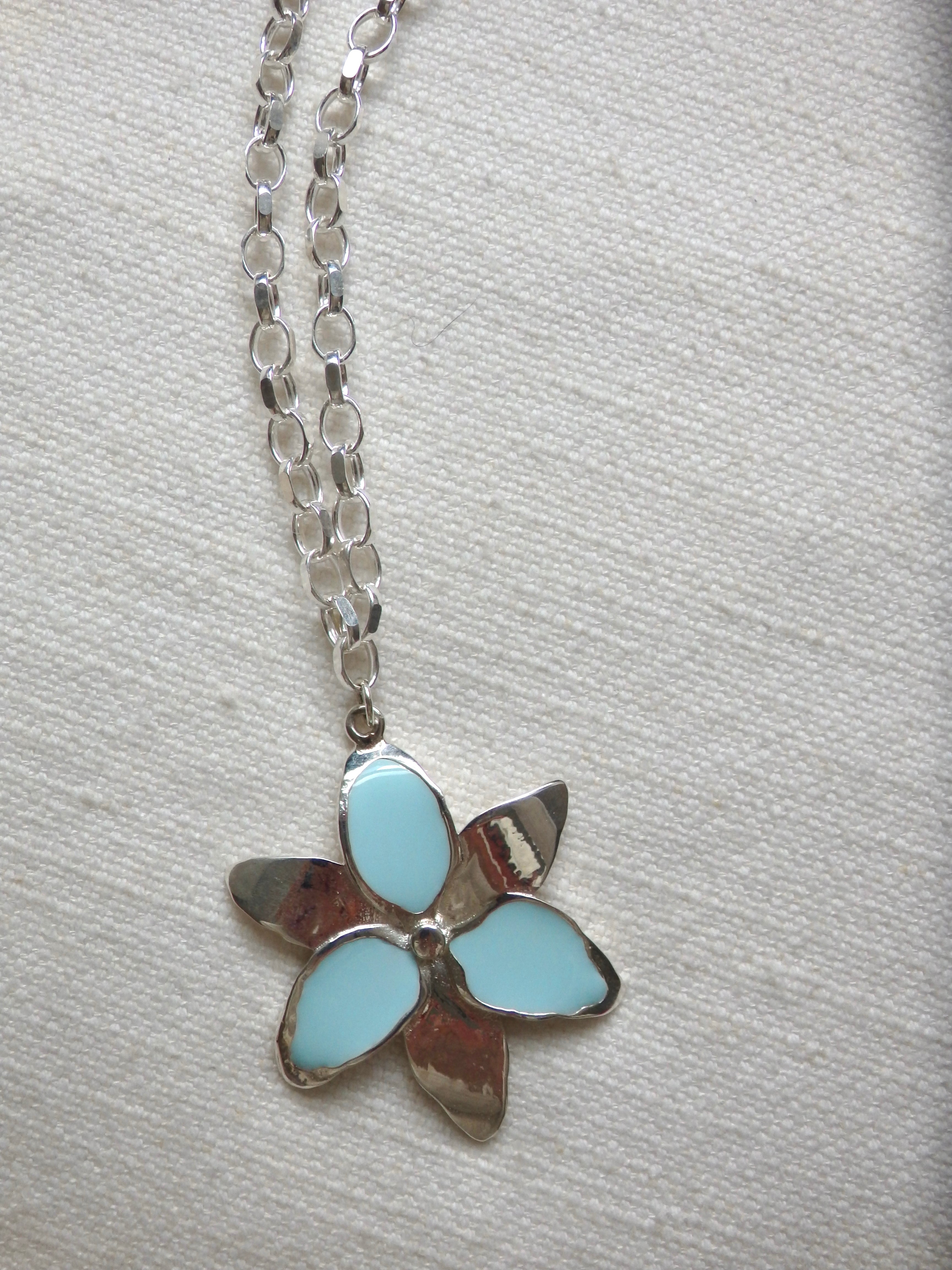 Squeeze-London-Forever-Susan-Oversized-Flower-Pendant-Necklace-Sterling-Silver-Sky-Blue-Enamel-Chunky-Chain