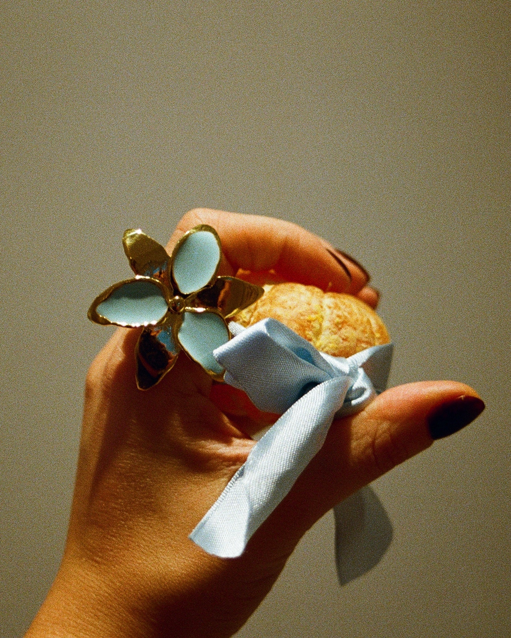 Squeeze-London-Little-Kiss-Cocktail-Flower-Ring-Gold-Vermeil-Sky-Blue-Enamel