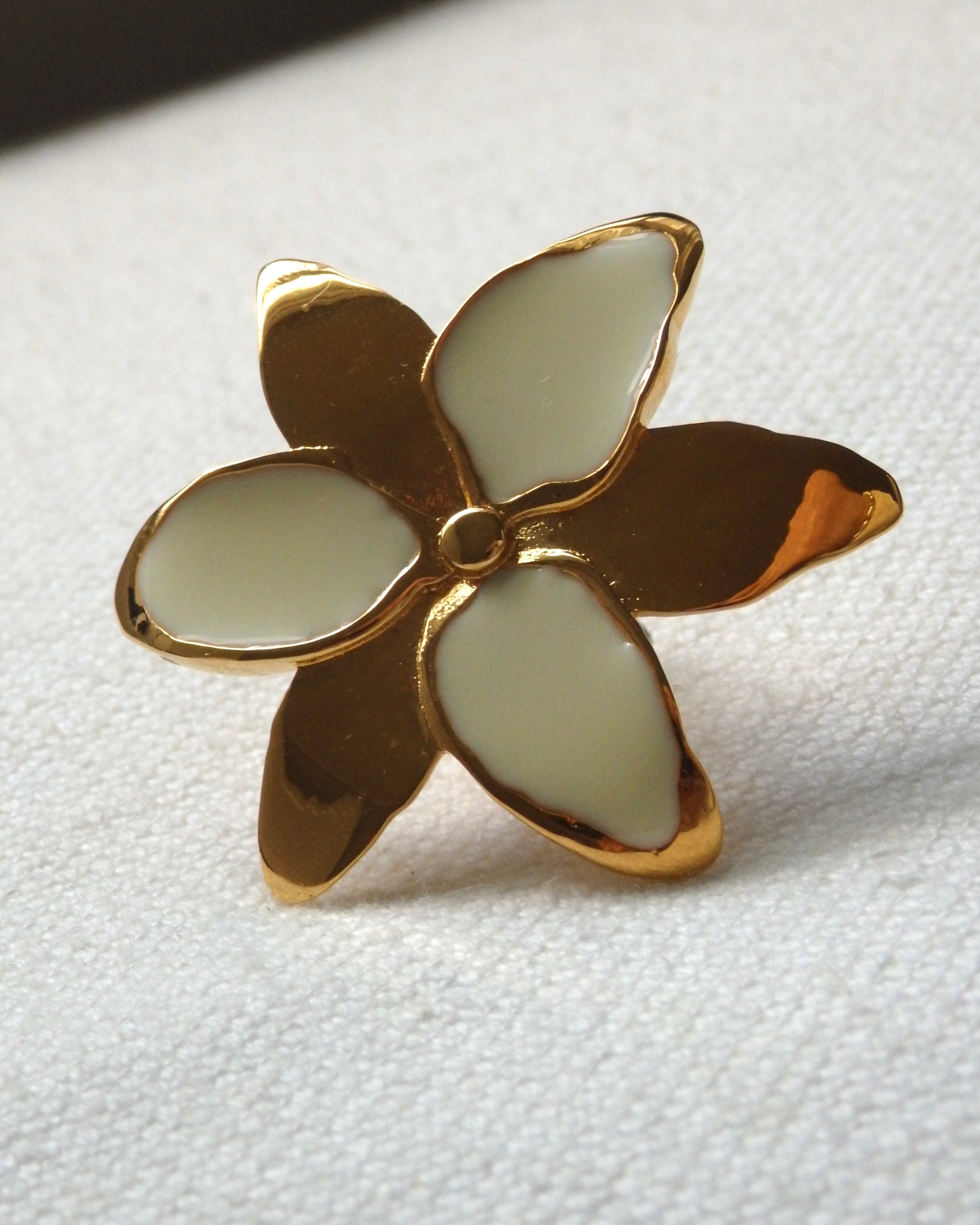 Squeeze-London-Little-Kiss-Ring-Cocktail-Statement-Flower-French-Vanilla-Cream-Gold-Vermeil