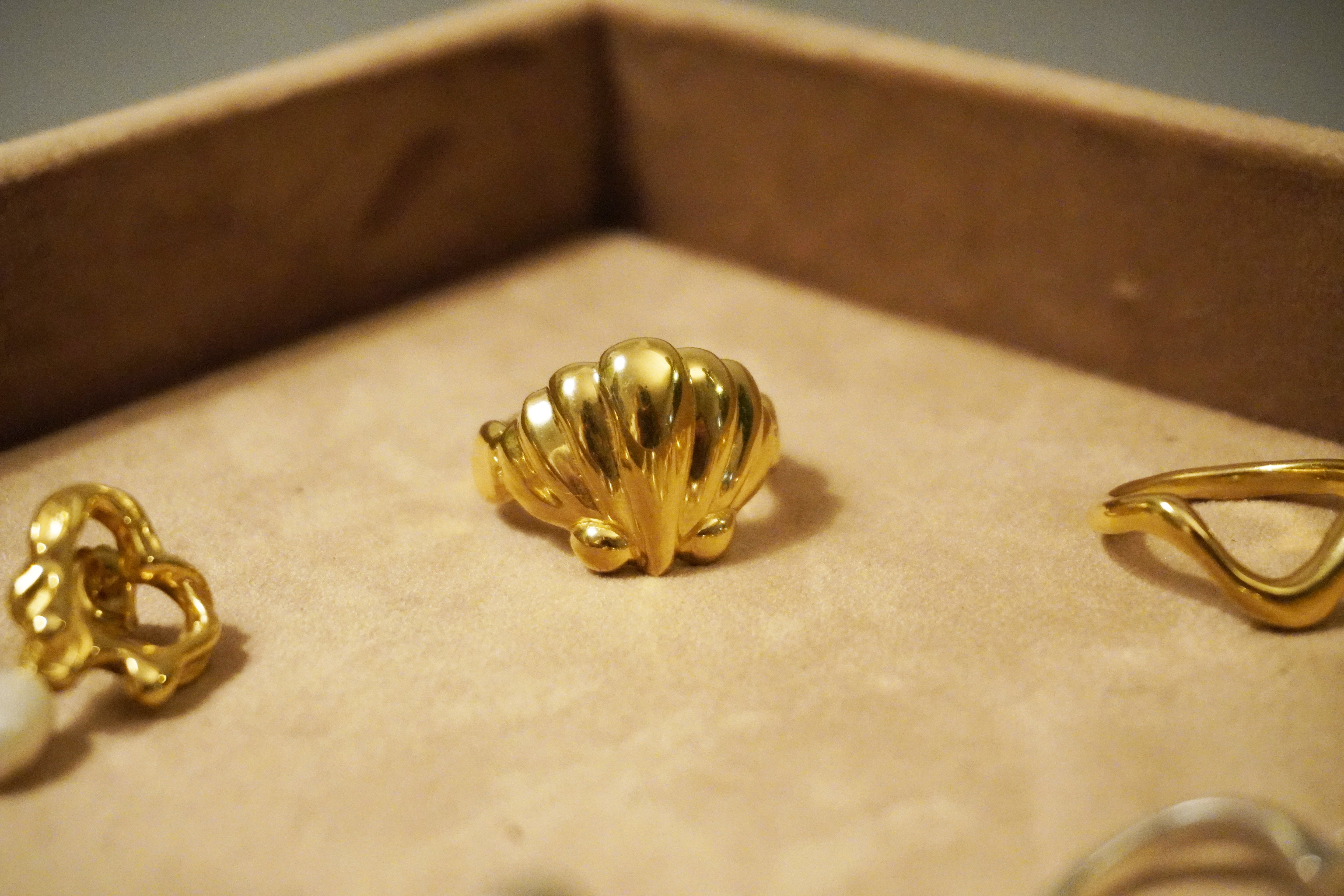 Tilly-Sudsbury-Clam-Shell-Ring-Chunky-Jewellery-Statement-Rings-Unique-Sterling-Silver-Gold-Vermeil-Coastal-Mediterrean-Cocktail-Holiday-Jewellery-Wavey-Stacker-Stacking-Ring-Gold-Solid