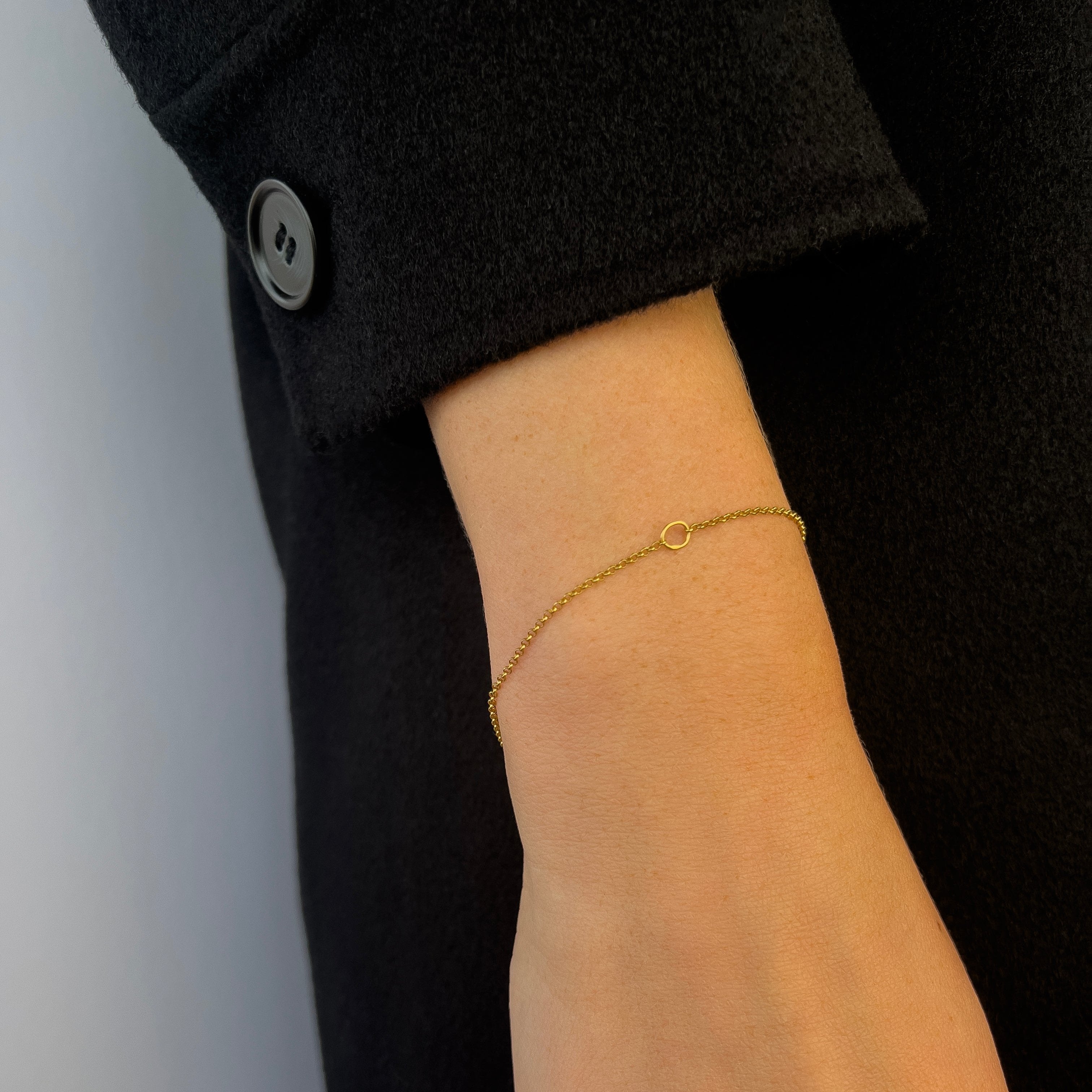 Tory-Long-The-Circle-Hoop-Pendant-Gold-Vermeil-18ct-Delicate-Chain-Bracelet