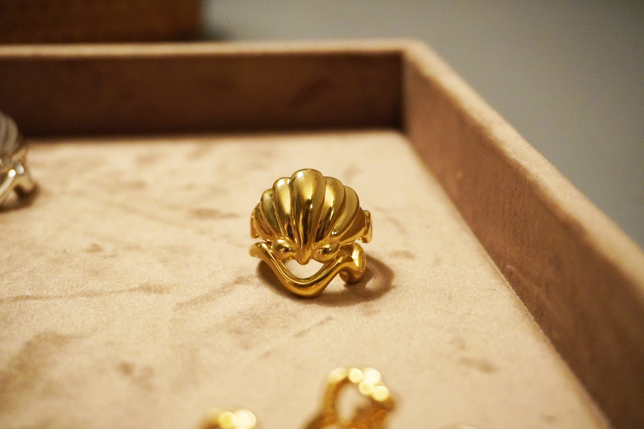Tilly-Sudsbury-Clam-Shell-Ring-Chunky-Jewellery-Statement-Rings-Unique-Sterling-Silver-Gold-Vermeil-Coastal-Mediterrean-Cocktail-Holiday-Jewellery-Wavey-Stacker-Stacking-Ring-Gold-Solid