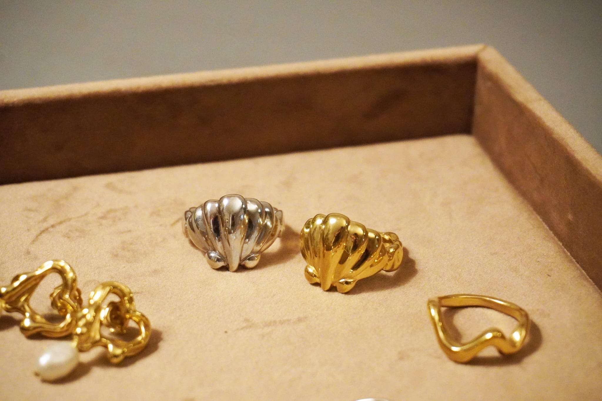 Tilly-Sudsbury-Clam-Shell-Ring-Chunky-Jewellery-Statement-Rings-Unique-Sterling-Silver-Gold-Vermeil-Coastal-Mediterrean-Cocktail-Holiday-Jewellery-Wavey-Stacker-Stacking-Ring-Gold-Solid1