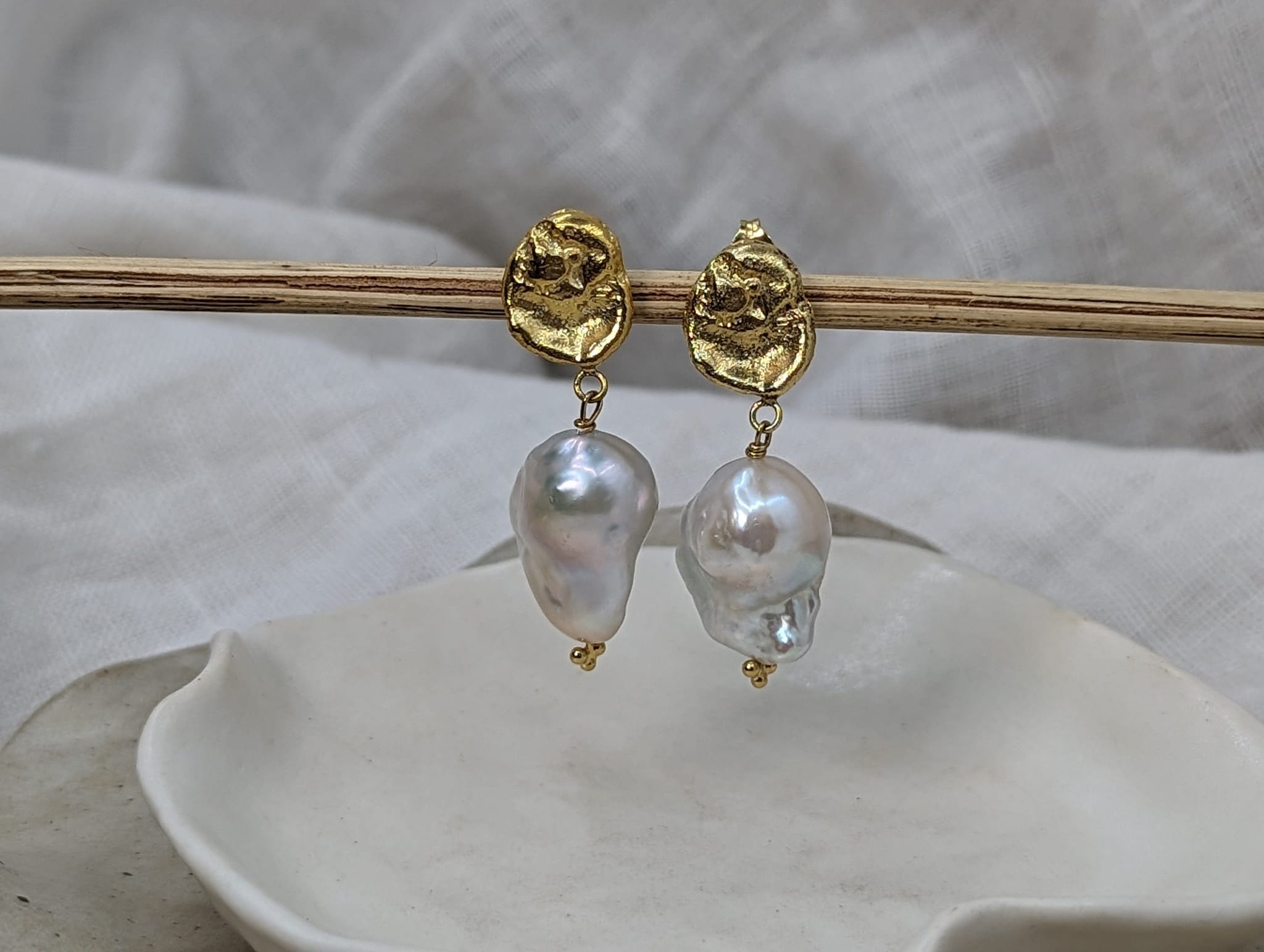 Milly-Maunder-Dara-and-Pearl-Studs-Textured-Gold-Plated-18ct-Disc-Circle-Freshwater-Baroque-Bead-Drop-Dangle-Statement-Earring-Earrings