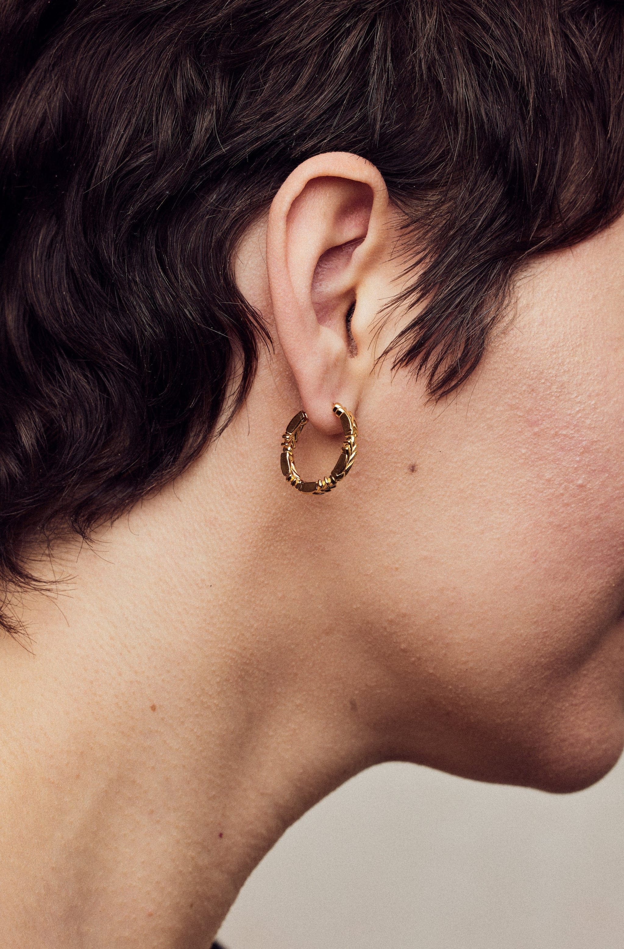 Apres-Youth-Firework-Medium-Gold-Vermeil-Hoop-Earrings 