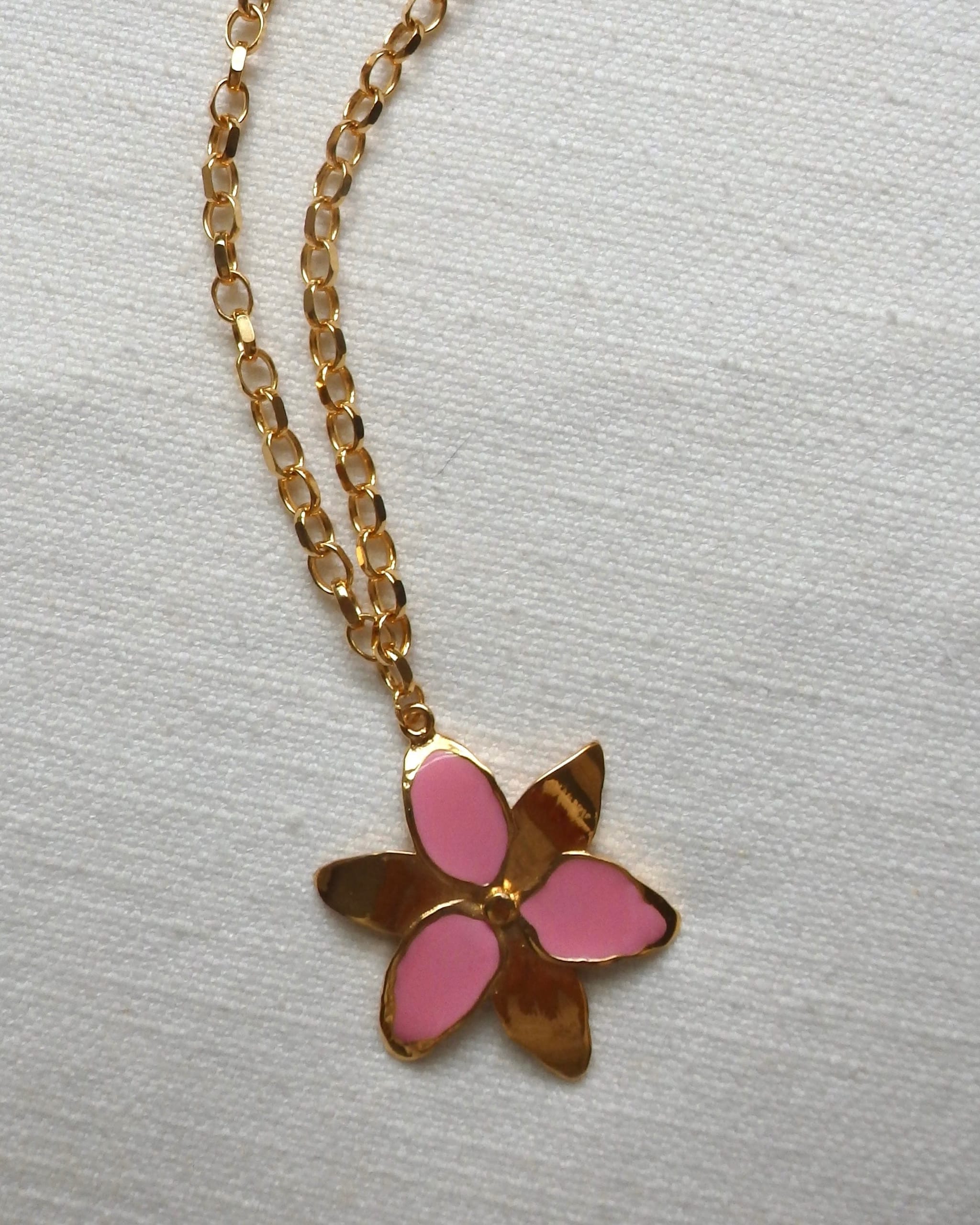 Squeeze-London-Chunky-Chain-Forever-Susan-Necklace-OVersized-Flower-Pendant-Pink-Enamel-Candy-Gold-Vermeil
