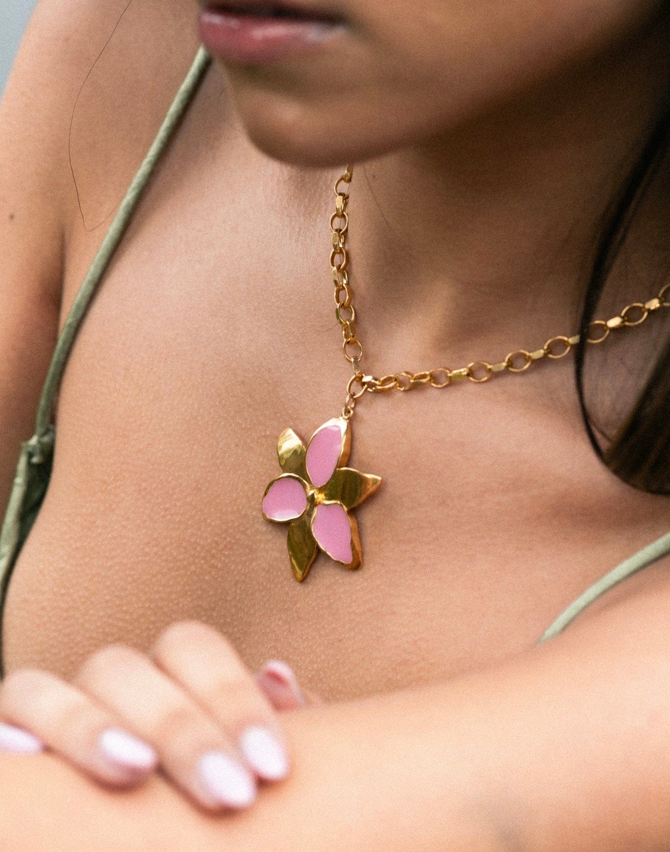 Squeeze-London-Chunky-Chain-Forever-Susan-Necklace-OVersized-Flower-Pendant-Pink-Enamel-Candy-Gold-Vermeil