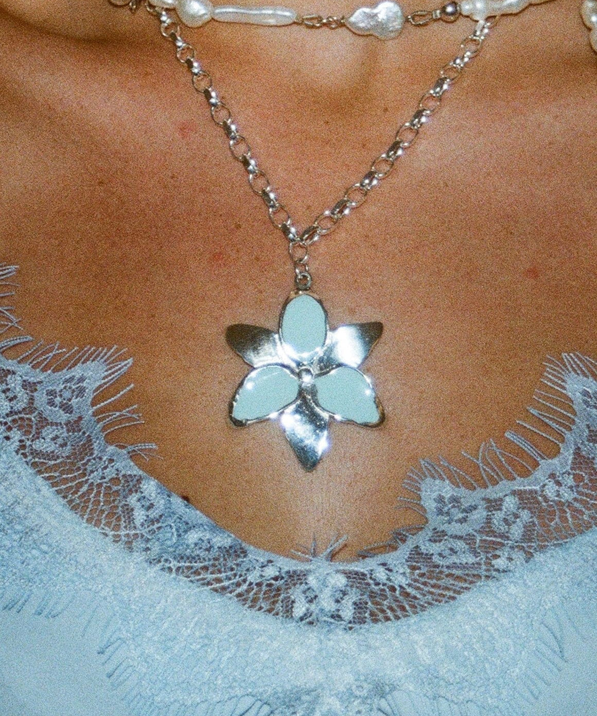 Squeeze-London-Forever-Susan-Oversized-Flower-Pendant-Necklace-Sterling-Silver-Sky-Blue-Enamel-Chunky-Chain