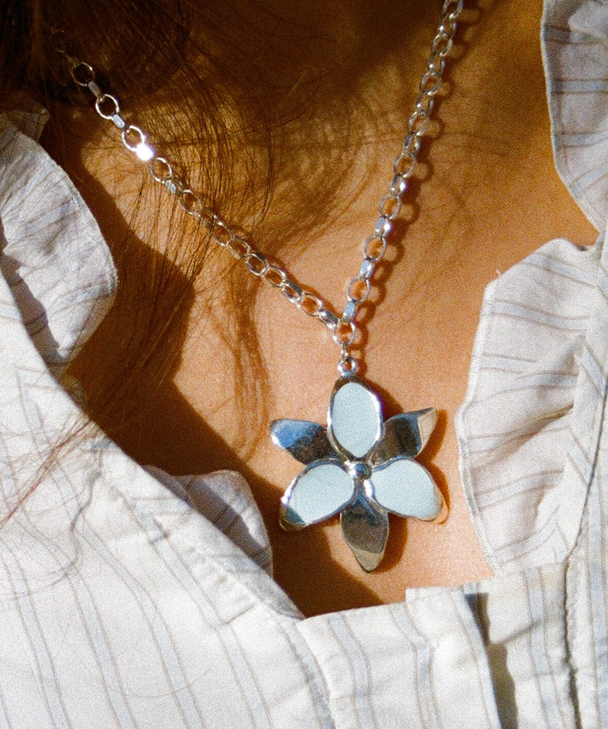 Squeeze-London-Forever-Susan-Oversized-Flower-Pendant-Necklace-Sterling-Silver-Sky-Blue-Enamel-Chunky-Chain