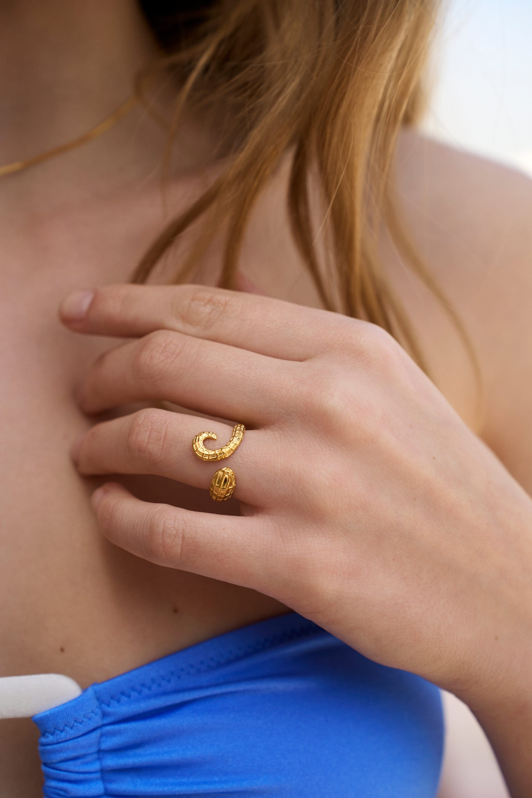 Feggeri-Ippos-Ring-Seahorse-Marine-Coastal-Inspired-Jewellery-Swirl-Curl-Textured-Statement-Cocktail-Gold-vermeil