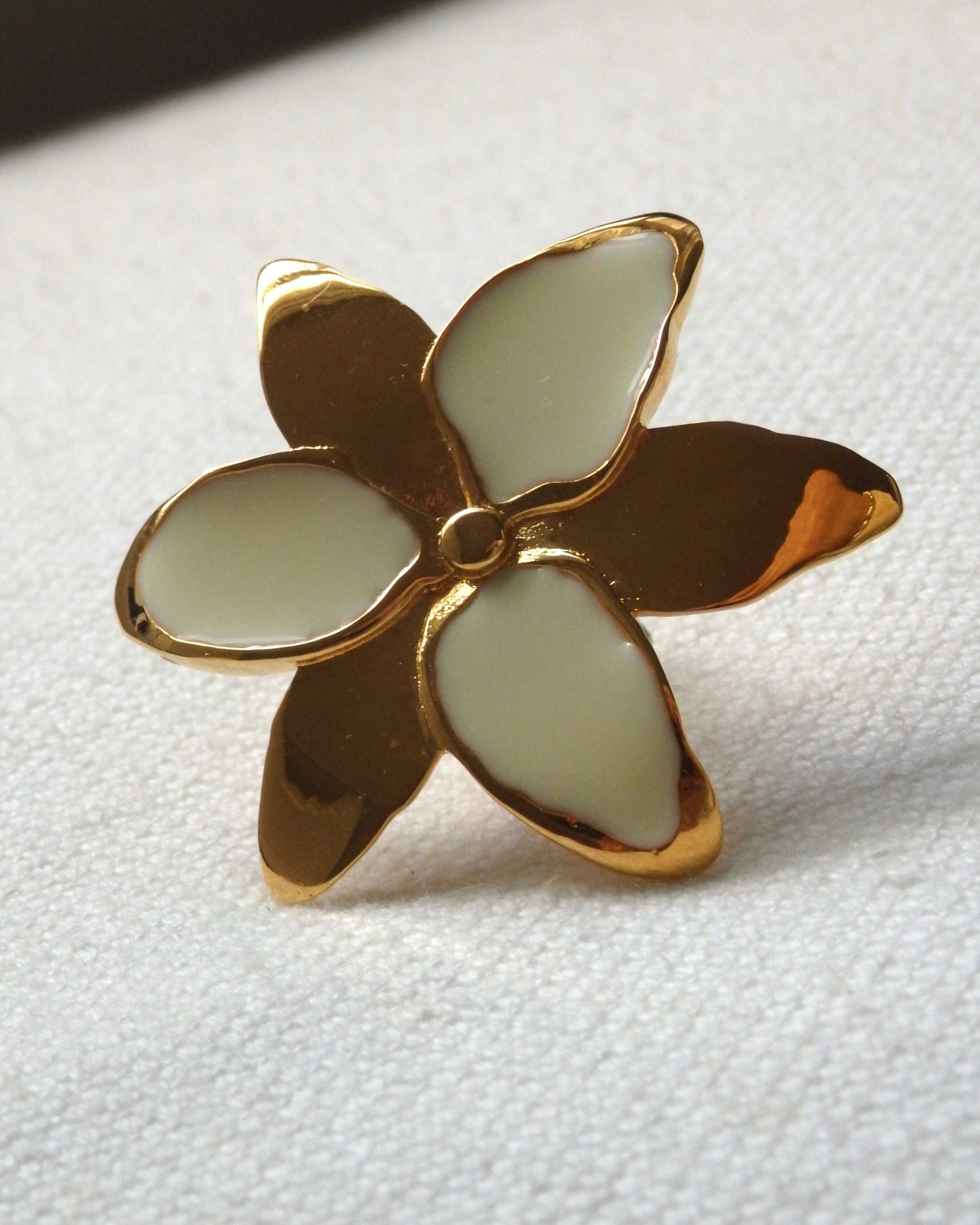 Squeeze-London-Little-Kiss-Ring-Cocktail-Statement-Flower-French-Vanilla-Cream-Gold-Vermeil