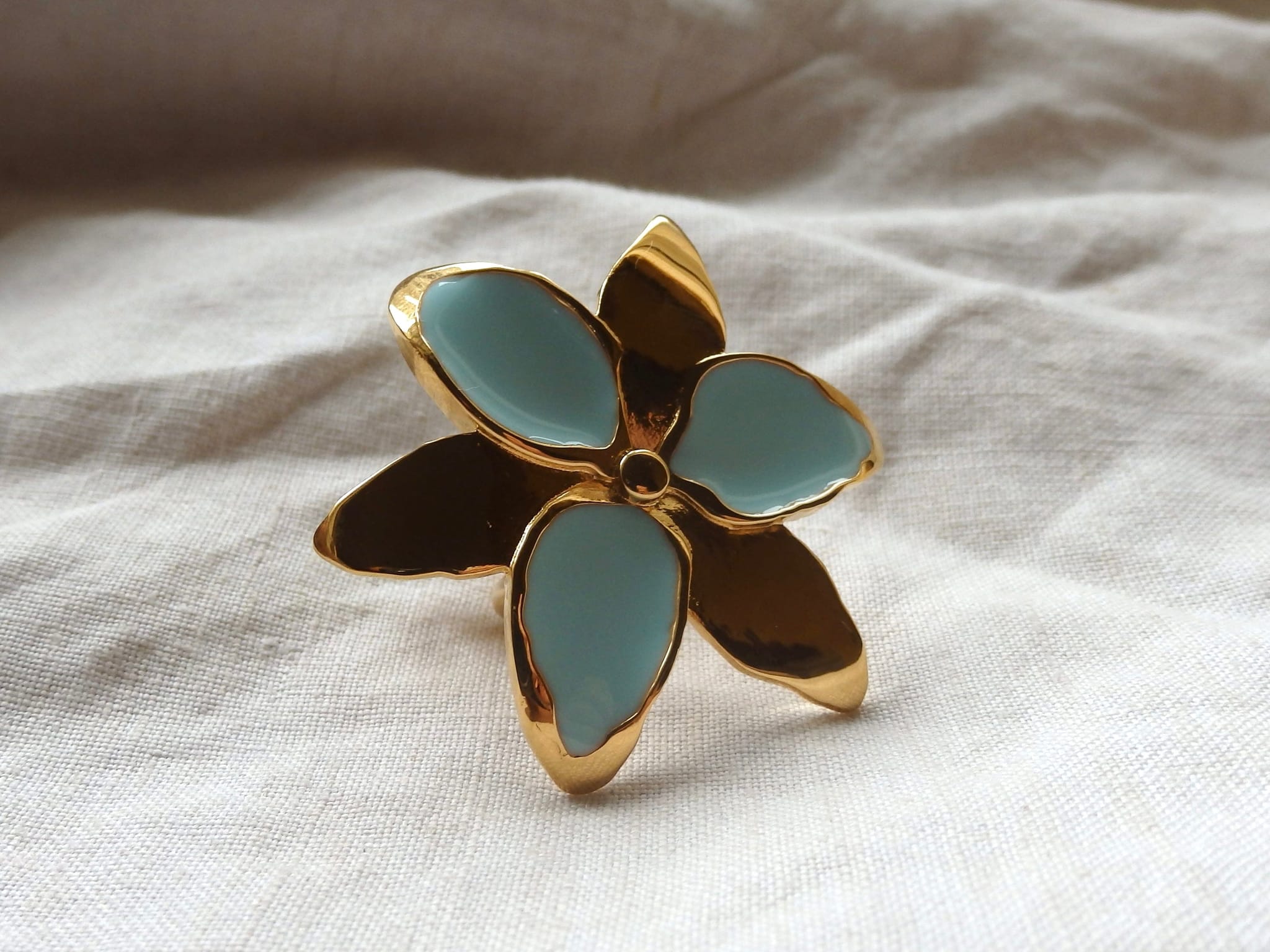 Squeeze-London-Little-Kiss-Cocktail-Flower-Ring-Gold-Vermeil-Sky-Blue-Enamel