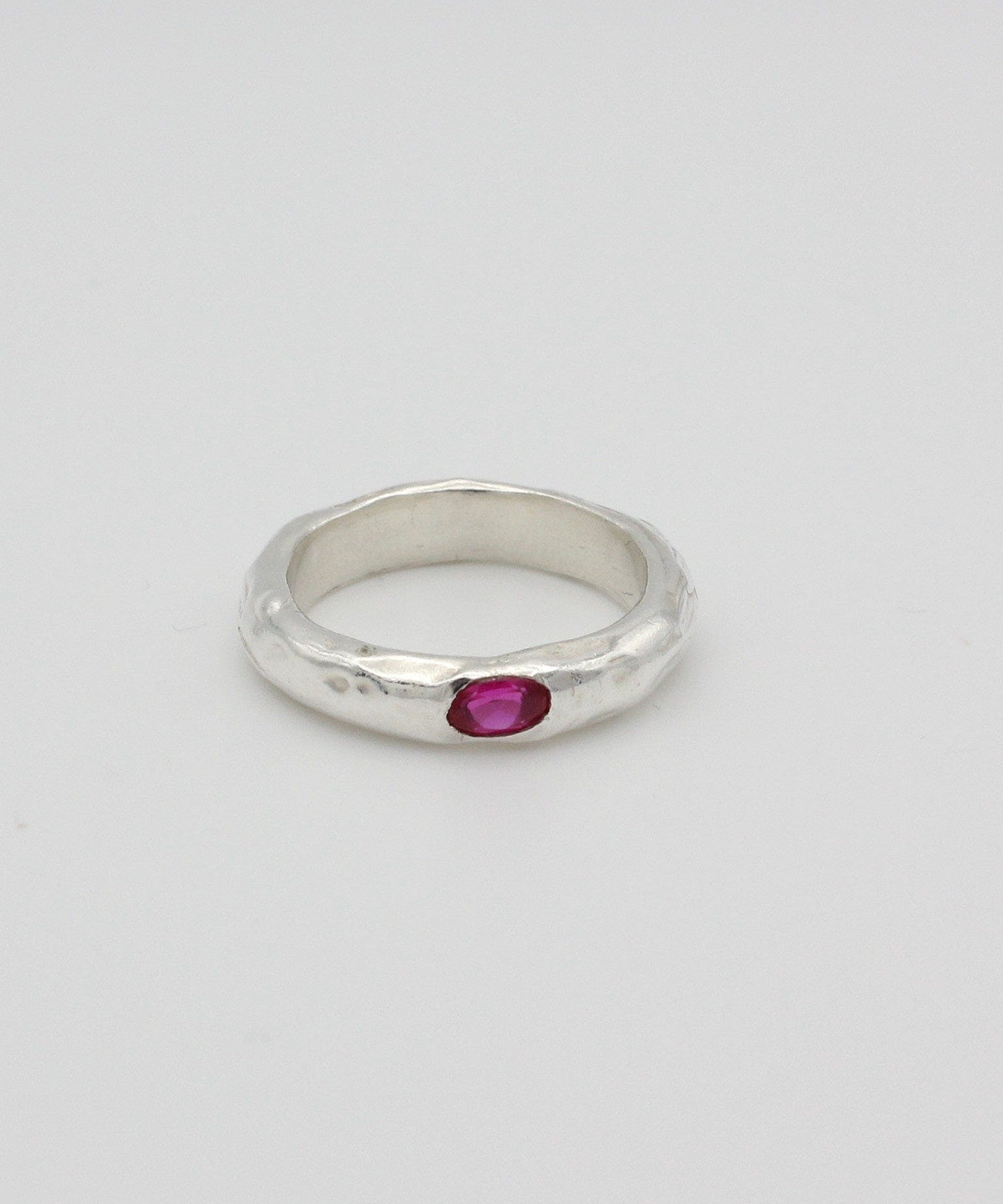 mono-flow-band-ring-KEYES-sterling-silver-band-ring-stacking-gemstone-single-stone-sapphire-blue-red-ruby-cool-timeless-gift-GOLDEN-Shopgolden.co-Curated-DemiFine-Jewellery-Brands