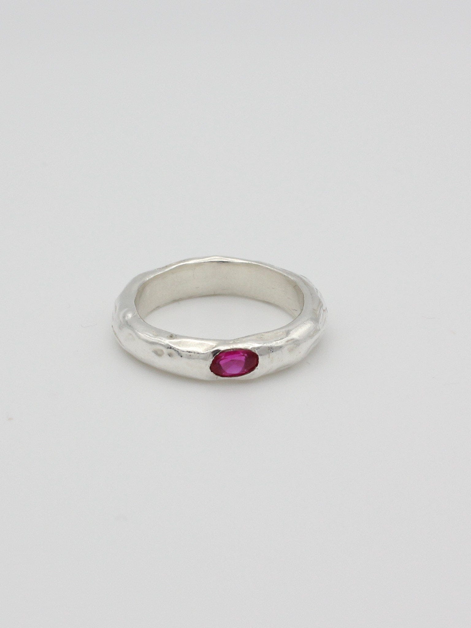 mono-flow-band-ring-KEYES-sterling-silver-band-ring-stacking-gemstone-single-stone-sapphire-blue-red-ruby-cool-timeless-gift-GOLDEN-Shopgolden.co-Curated-DemiFine-Jewellery-Brands
