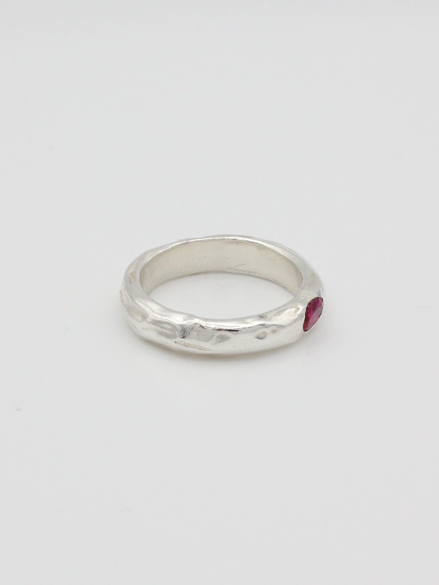 mono-flow-band-ring-KEYES-sterling-silver-band-ring-stacking-gemstone-single-stone-sapphire-blue-red-ruby-cool-timeless-gift-GOLDEN-Shopgolden.co-Curated-DemiFine-Jewellery-Brands